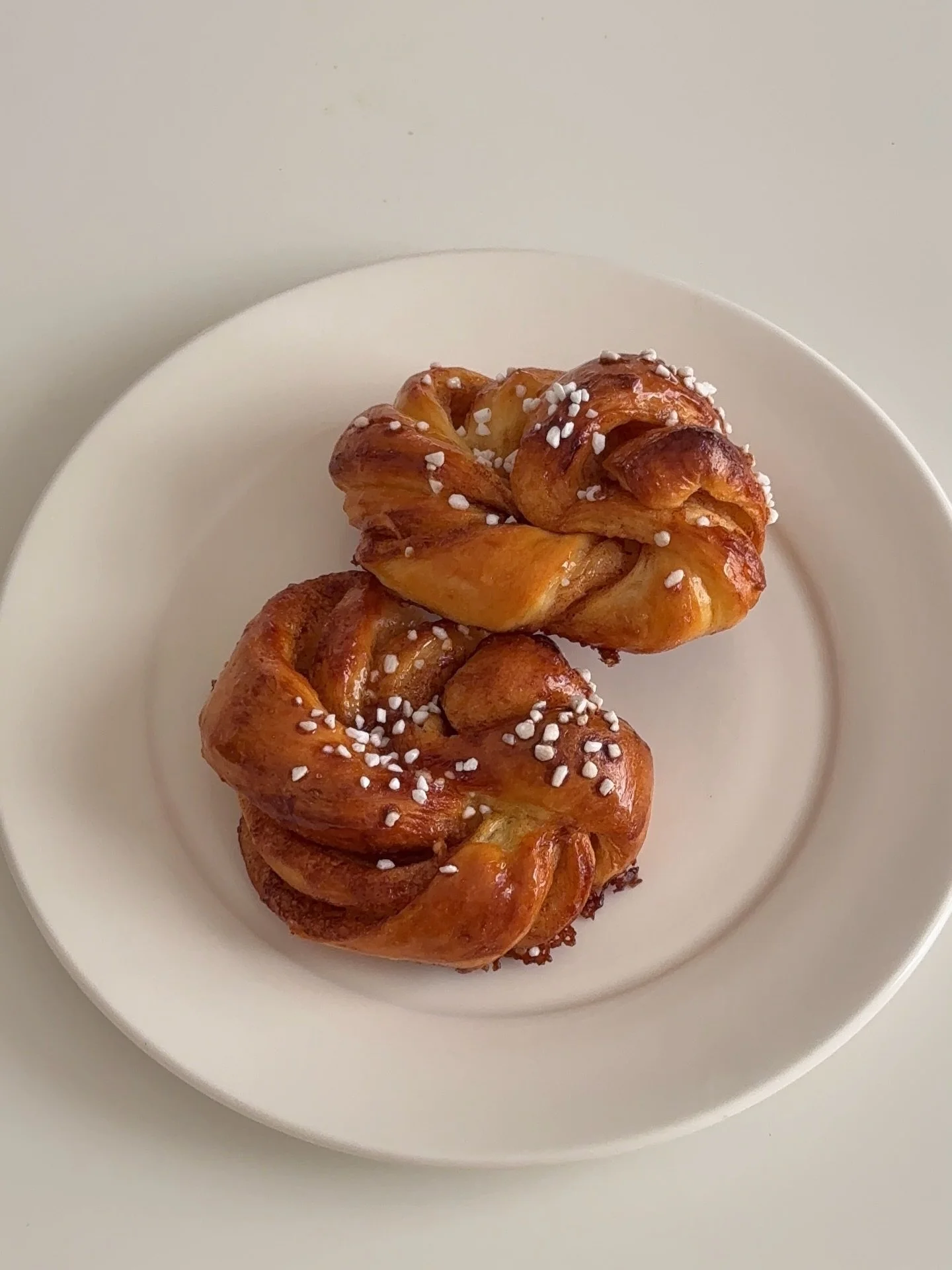 mini swedish cinnamon buns 🌀

used @kantinesf 's recipe !

#cinnamonbuns #cinnamonrolls #baking #homebaking #시나몬번 #시나몬롤 #베이킹 #홈베이킹