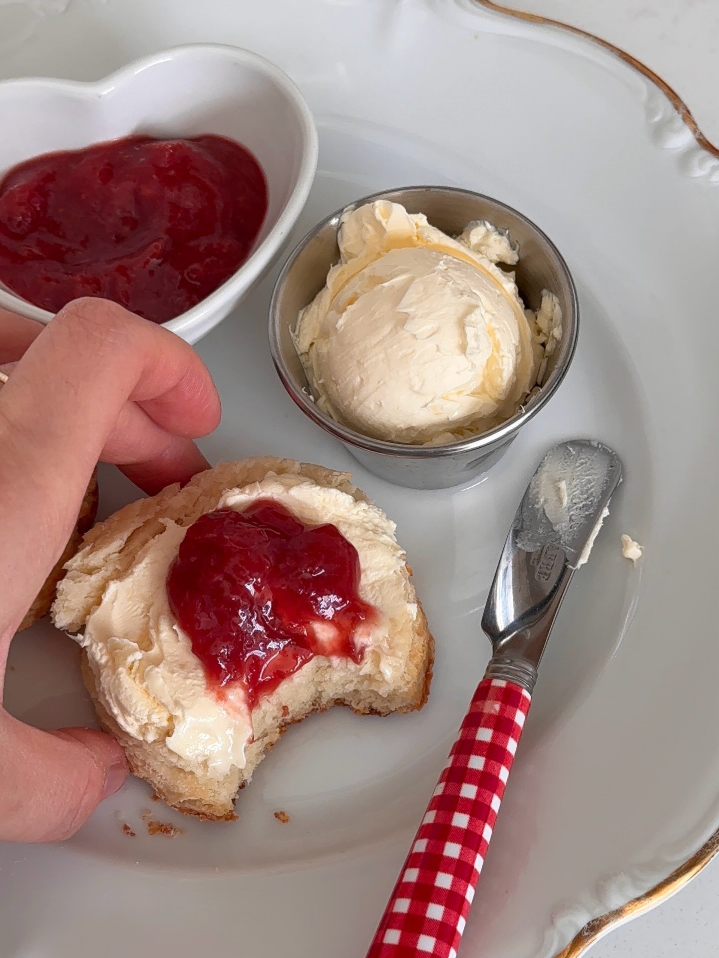 classic buttermilk scones 🍓 with clotted cream &amp; rhubarb berry jam for today's little brunch

클래식한 영국식 버터밀크 스콘 🍓

#scones #brunch #baking #homebaking #스콘