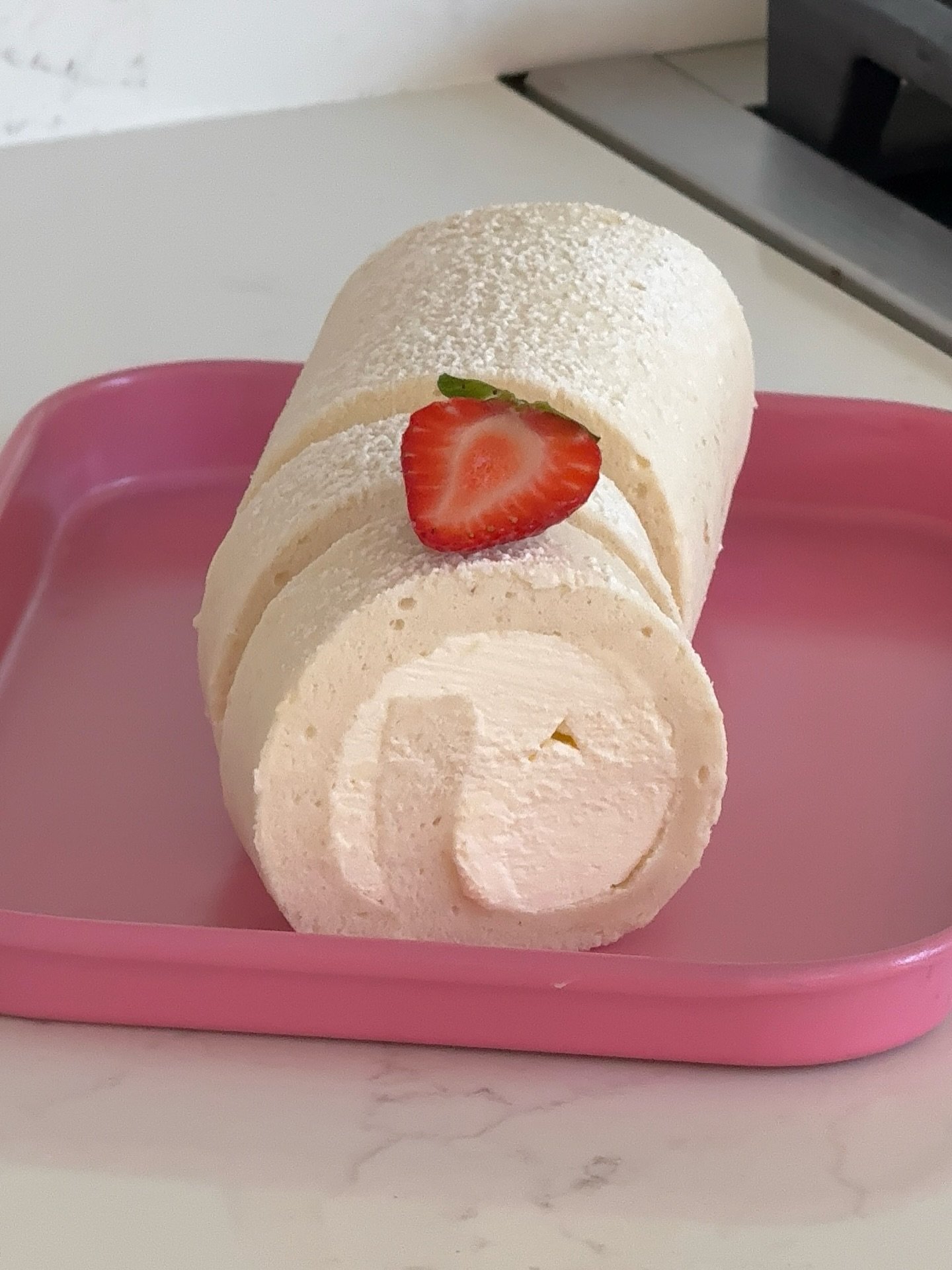 salted milk cream roll cake 🌀🍓🥛

had so much leftover egg whites from making egg tarts so i made an all white roll cake filled with salted mascarpone cream

#white #rollcake #baking #homebaking #롤케이크