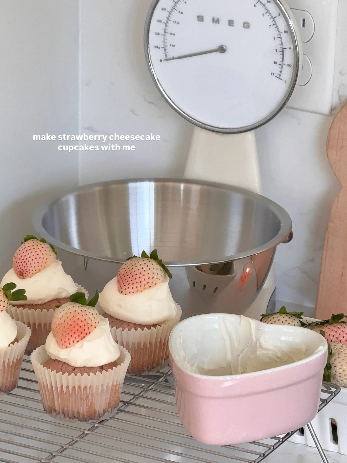 strawberry cheesecake cupcakes 🍓🍥

made with layers of cinnamon graham cracker crust, strawberry cake, &amp; cream cheese frosting

#bakewithme #strawberrycheesecake #cupcake #딸기치즈케이크 #컵케이크