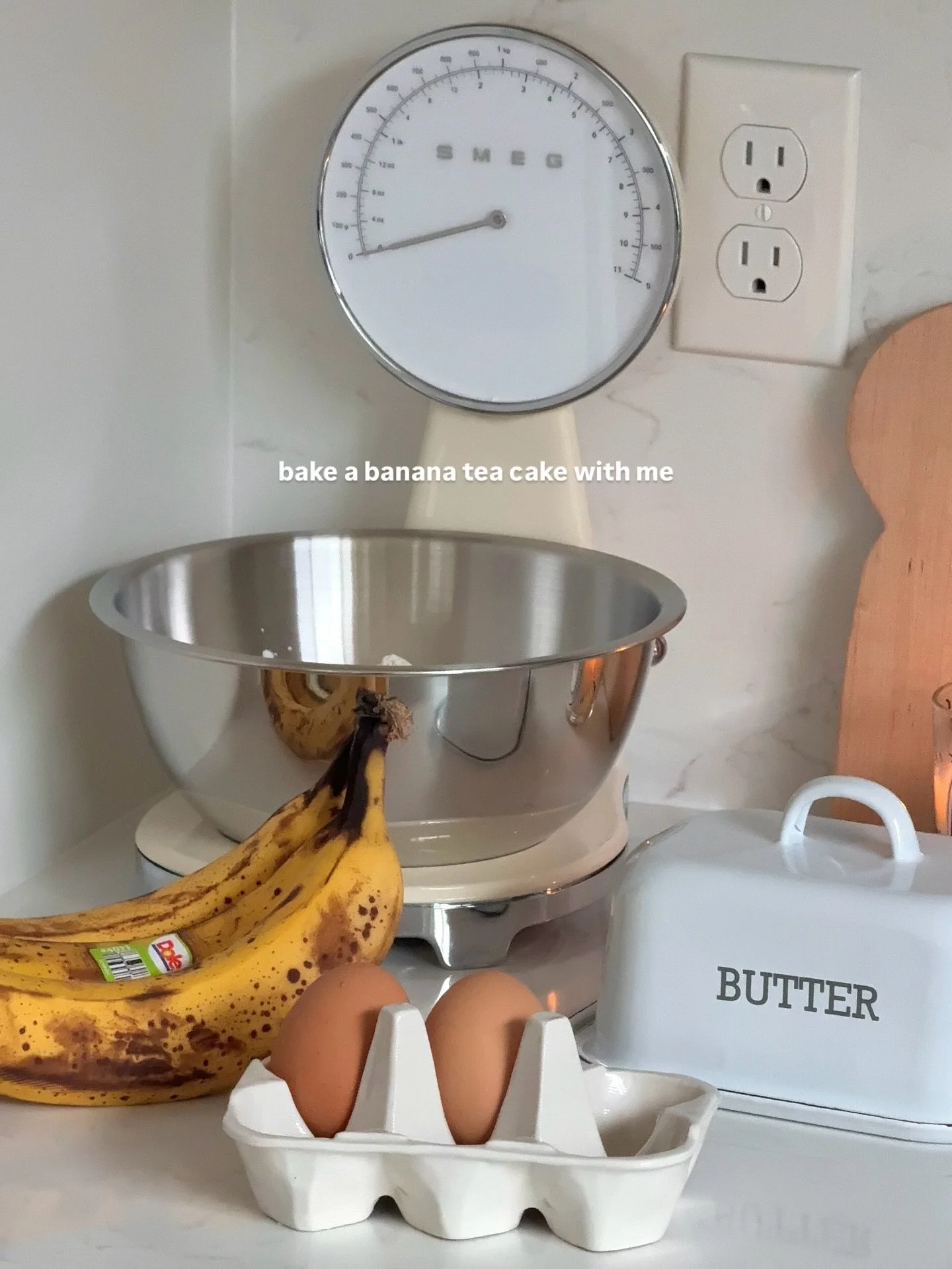 rainy day baking: let's bake a banana tea cake / banana bread 🍌🥚🧈

this was the best banana bread i've made in a very long time ! i saved the last bit of my favorite dates just for recipe &amp; it was all worth it. also the whipped maple honey but