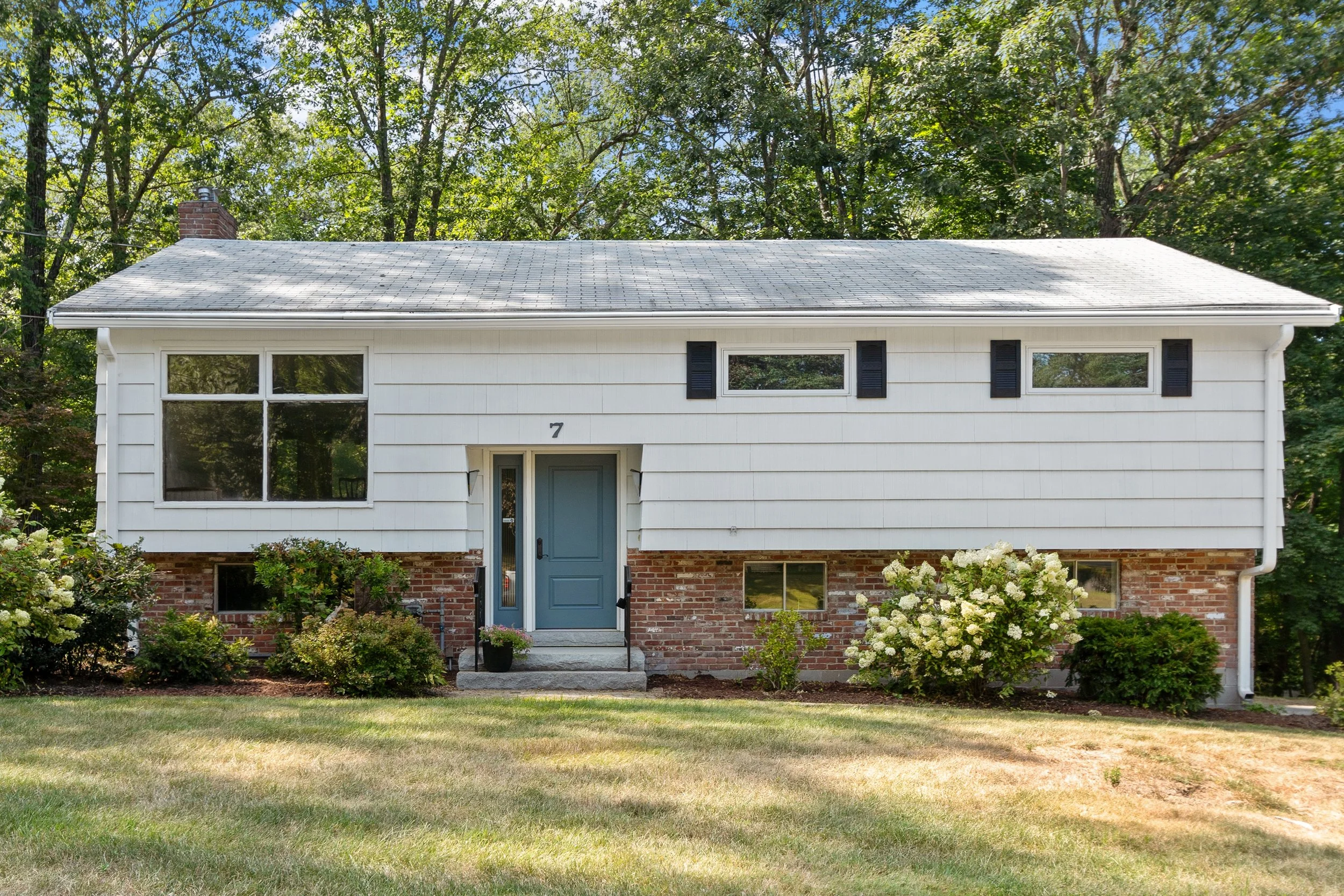Under Agreement 7 Pilgrim Road Chelmsford, MASSACHUSETTS