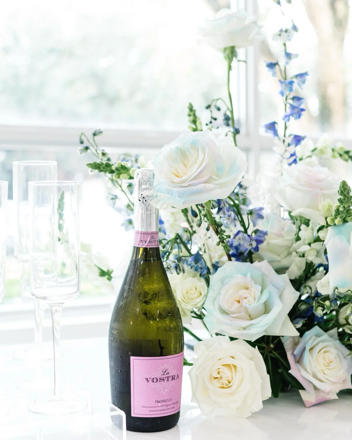 baby's breath wedding, modern floral design, simple white wedding flowers, cloud theme, rainbow roses, unicorn rose, pastel rose