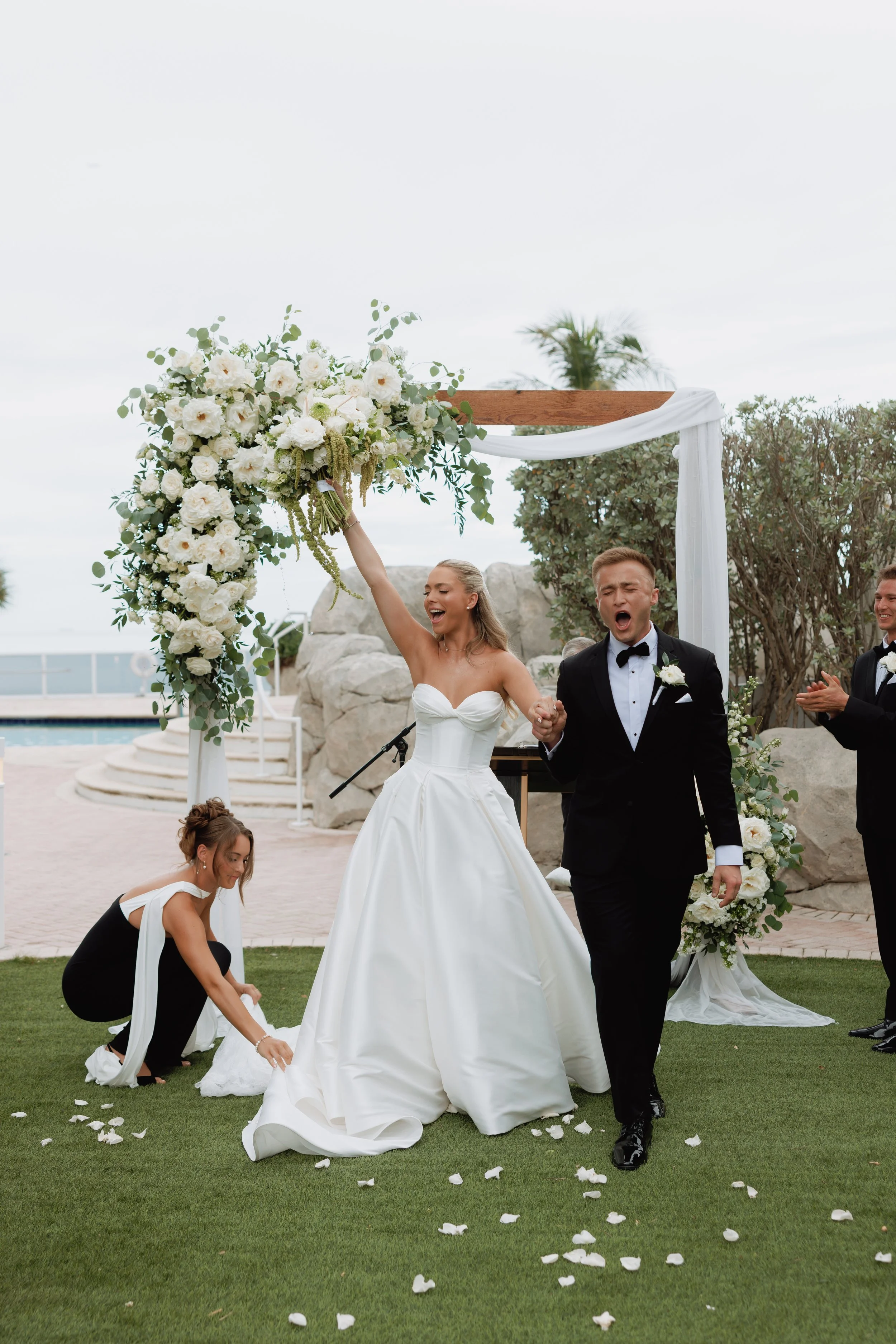 White and Green Luxury wedding in palm beach. A beautiful wedding arch inspiration for an elegant, romantic, garden-inspired wedding.