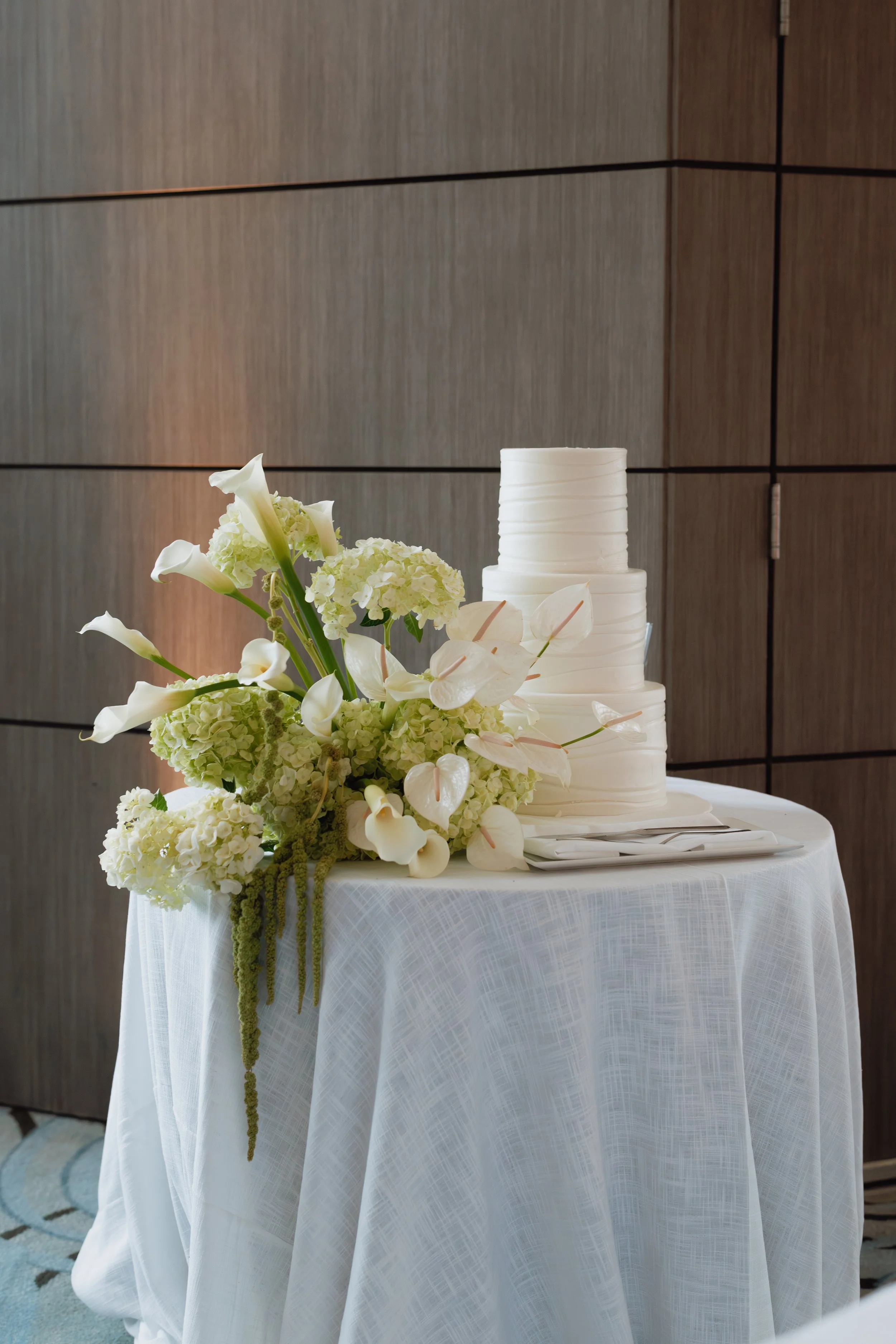 Modern flower with wedding cake, calla lilies with wedding cake. wedding cake decoration