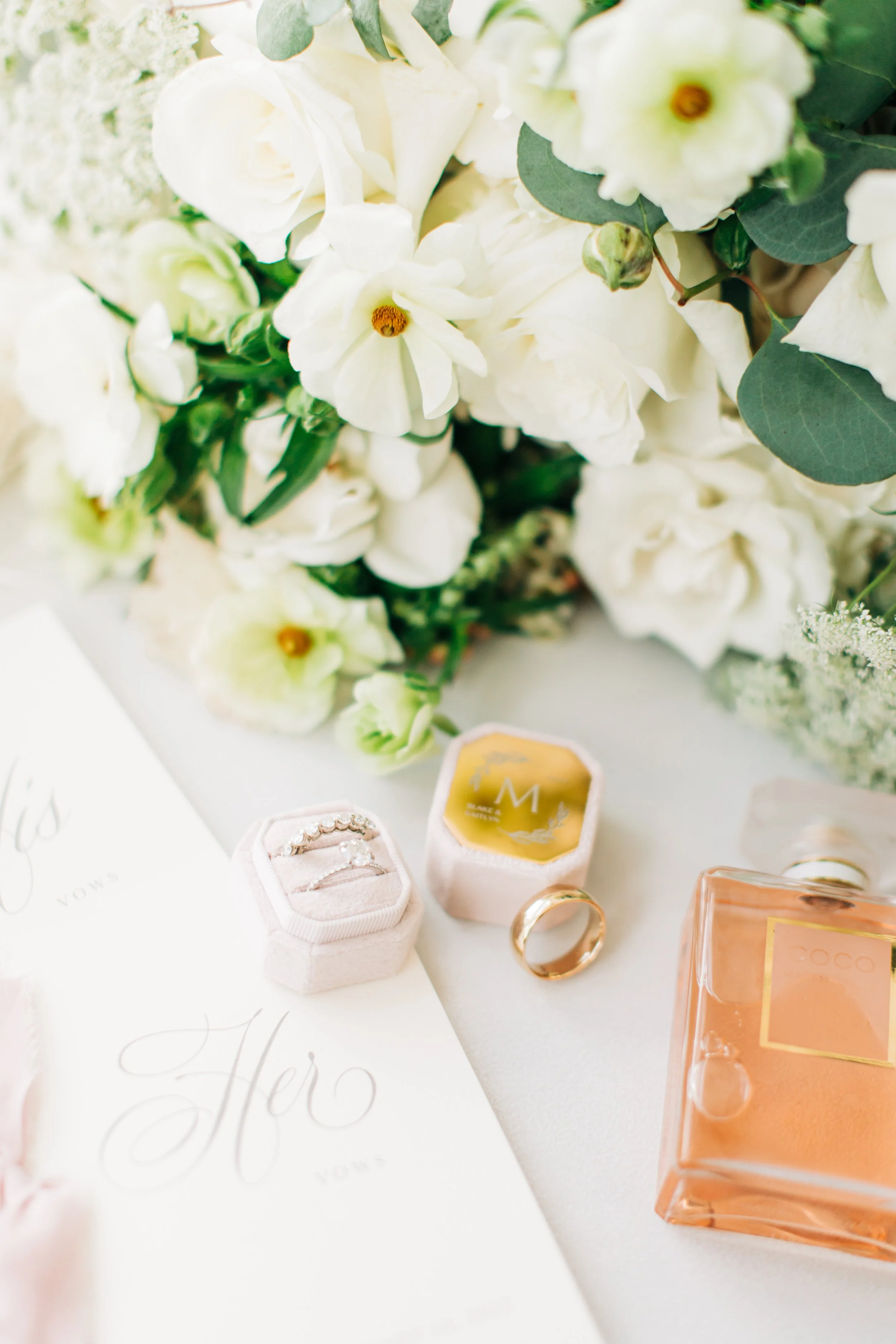 Wite wedding florals