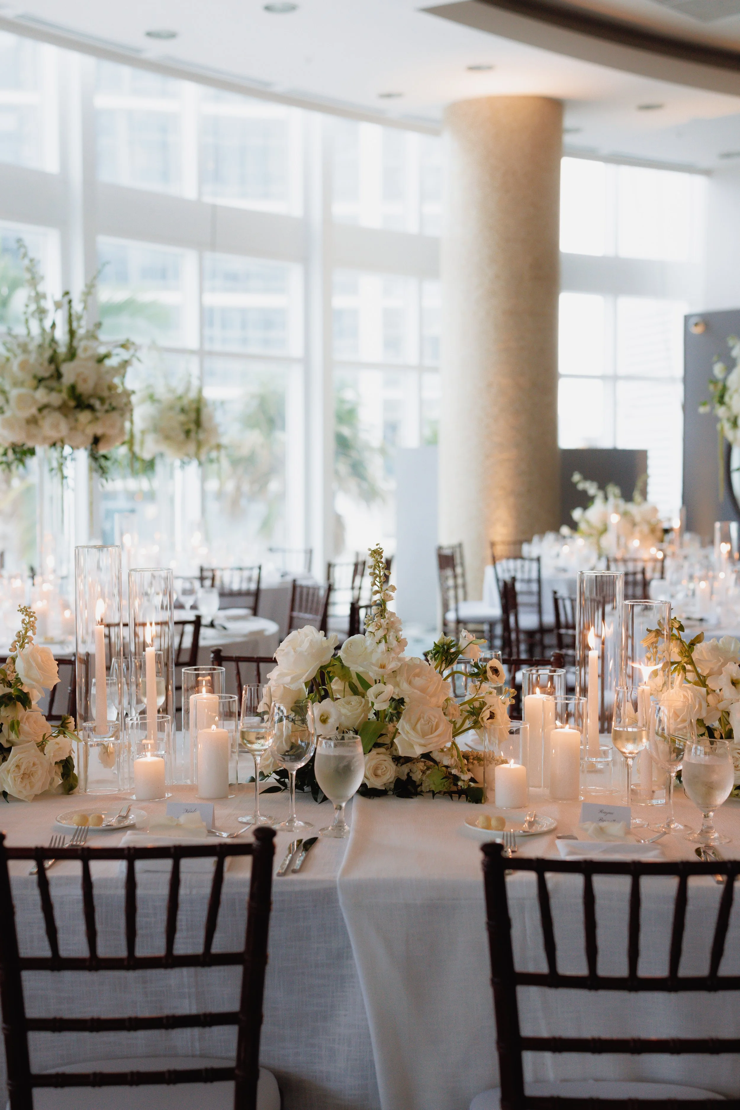 White and Green Luxury wedding in palm beach. A beautiful wedding inspiration with hanging amaranthus for an elegant, romantic, garden-inspired wedding.