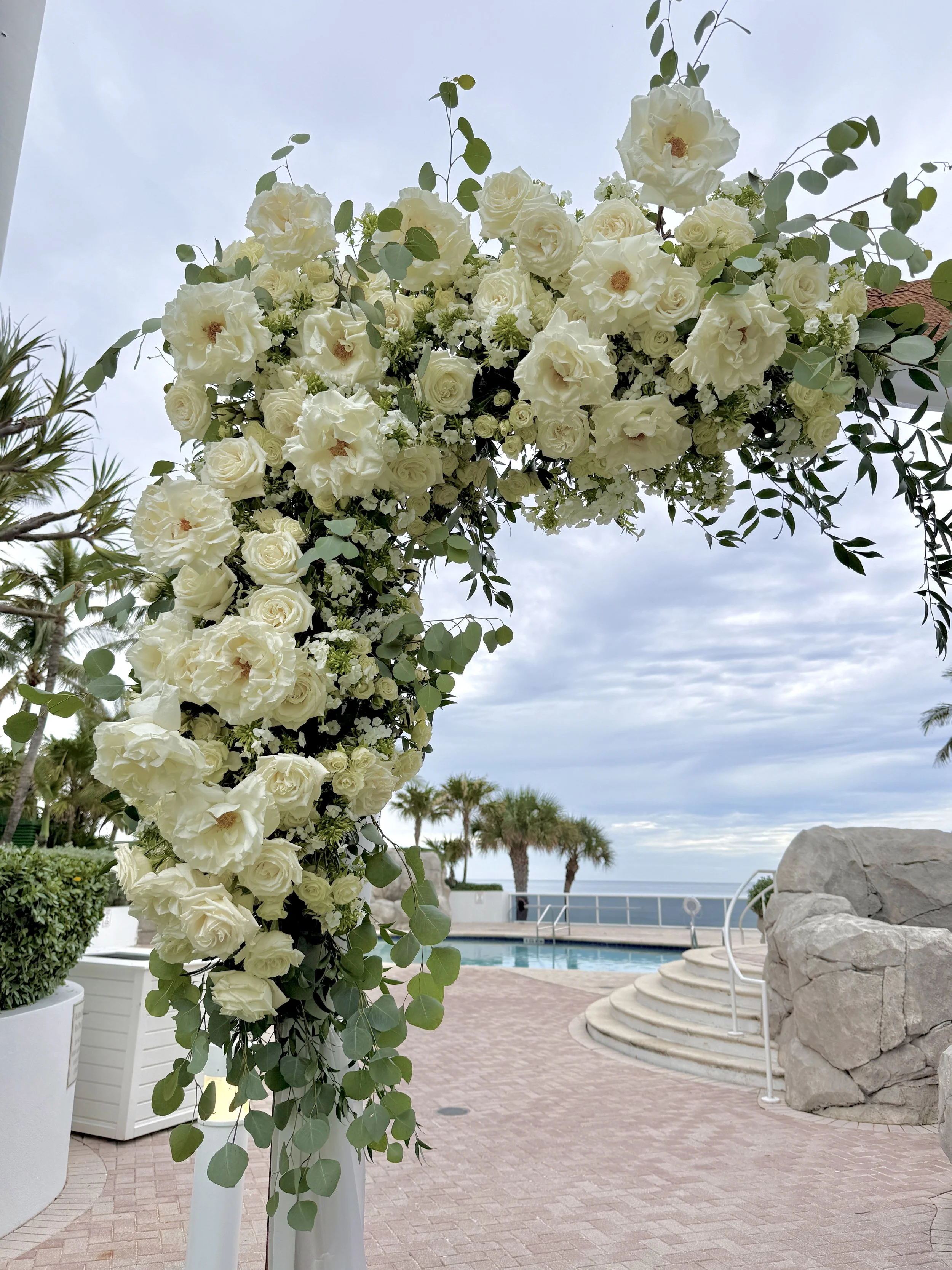 White and Green Luxury wedding in palm beach. A beautiful wedding arch inspiration for an elegant, romantic, garden-inspired wedding.