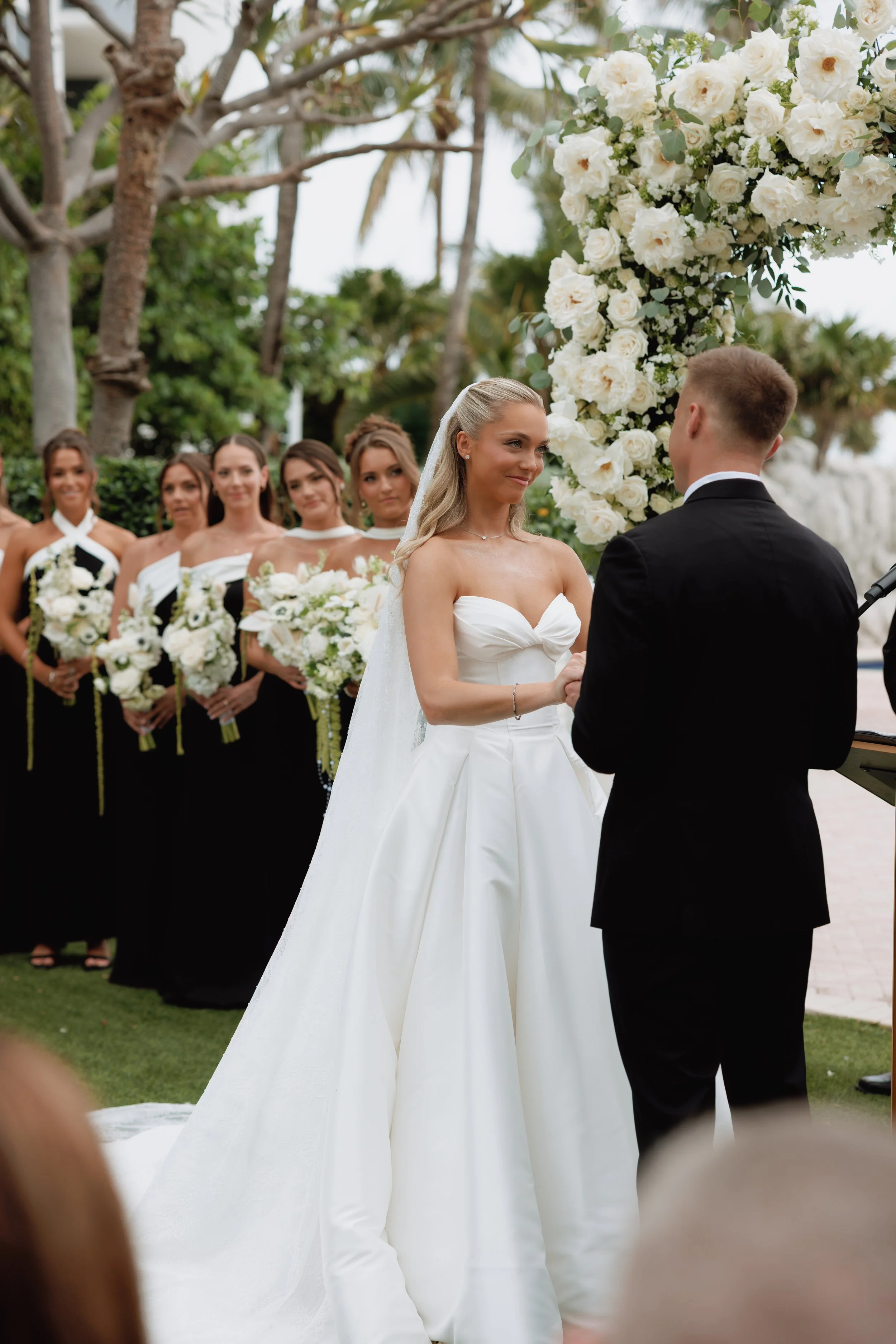 White and Green Luxury wedding in palm beach island. A beautiful inspiration for an elegant, romantic, garden-inspired wedding.