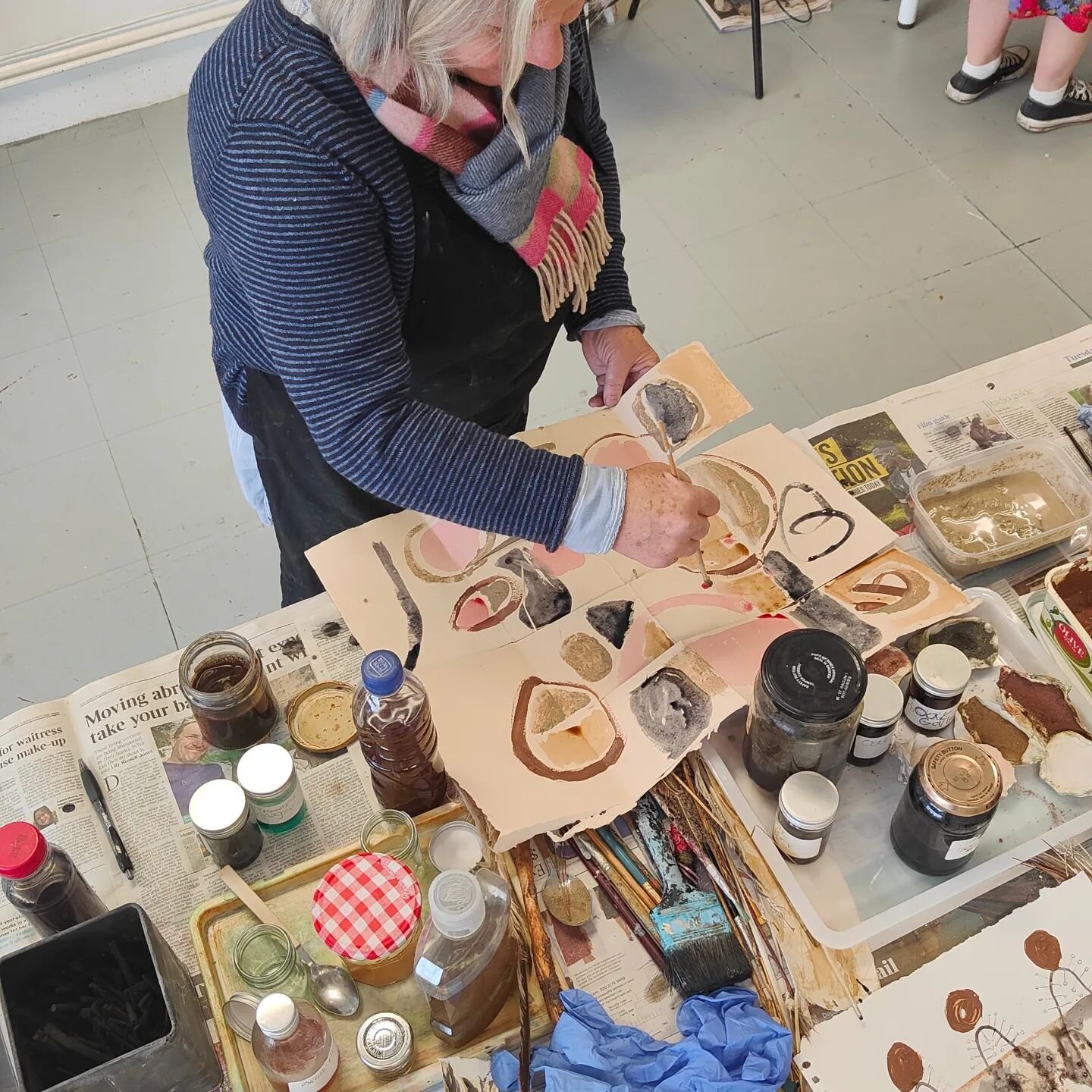 On until 4pm today at GROW! Join Beverley and collaborators @therealvivspencer and @drawnoutinon to create, play and explore the practices of painting, charcoal drawing, printing, dyeing and weaving. All materials are natural, upcycled, found or from