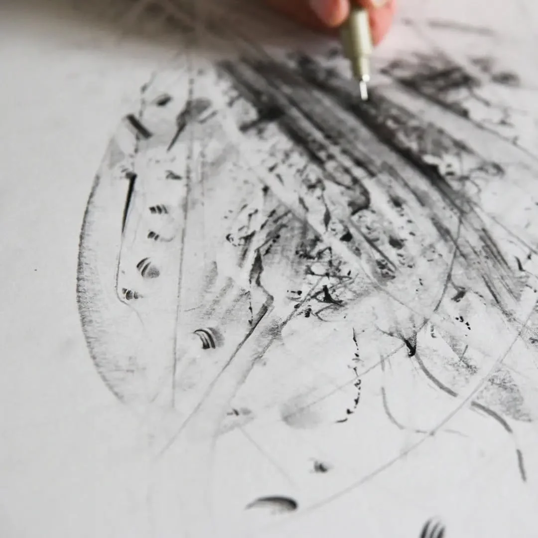 This piece is inspired by the movement of wildlife. As some of you may know, I like to photographe wildlife. I love spending hours observing and waiting. Often not much happens.. but as you just stand back and wait, subtle signs of life start to appe