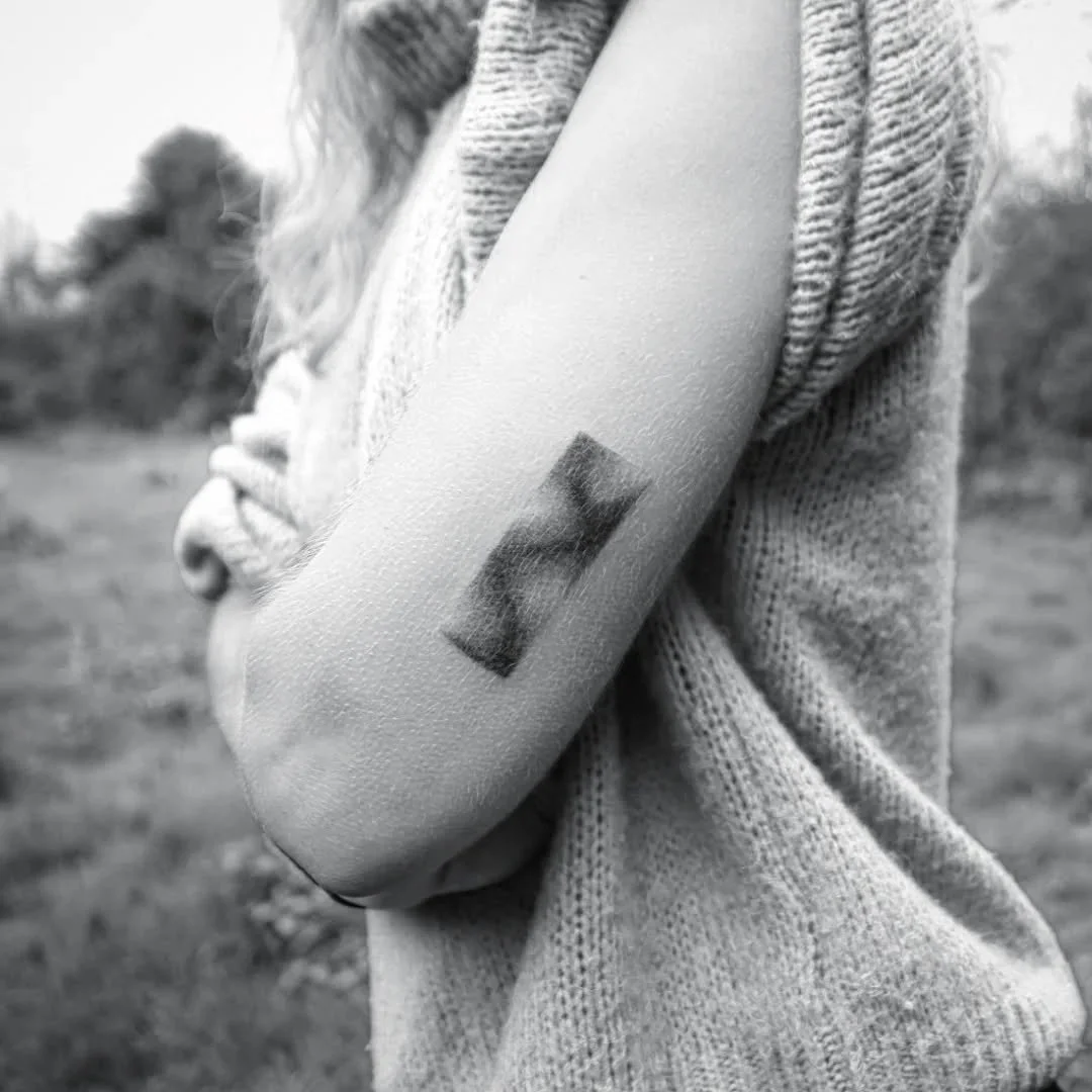 Un tatouage inspir&eacute; des vols d'etourneaux. J'adorerais faire plus de tatouage dans ce style, n'h&eacute;sitez pas a me contacter si cela vous parle 🤗

Had fun doing this collaborative dotwork tattoo design inspired by the starling murmuration
