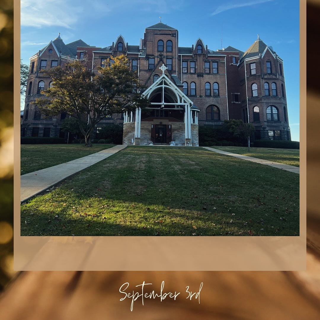 🍂🍂🍂&hellip;&hellip;𝒻𝒶𝓁𝓁 𝒹𝒾𝒶𝓇𝓎..𝓼𝓮𝓹𝓽𝓮𝓶𝓫𝓮𝓻 3&hellip;&hellip;🍂🍂🍂

so excited for yet another school year!! all the planning I did in the summer finally starts now. always good to be back on our cozy campus 🧡

#nutrition #setonhi