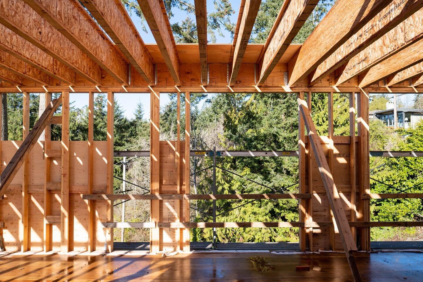 Shape and space emerging in West Bay as the framing of our Courtyard House is handled by the skilled team @BradnerHomes

#westvancouver #westvancouverhomes #westvan