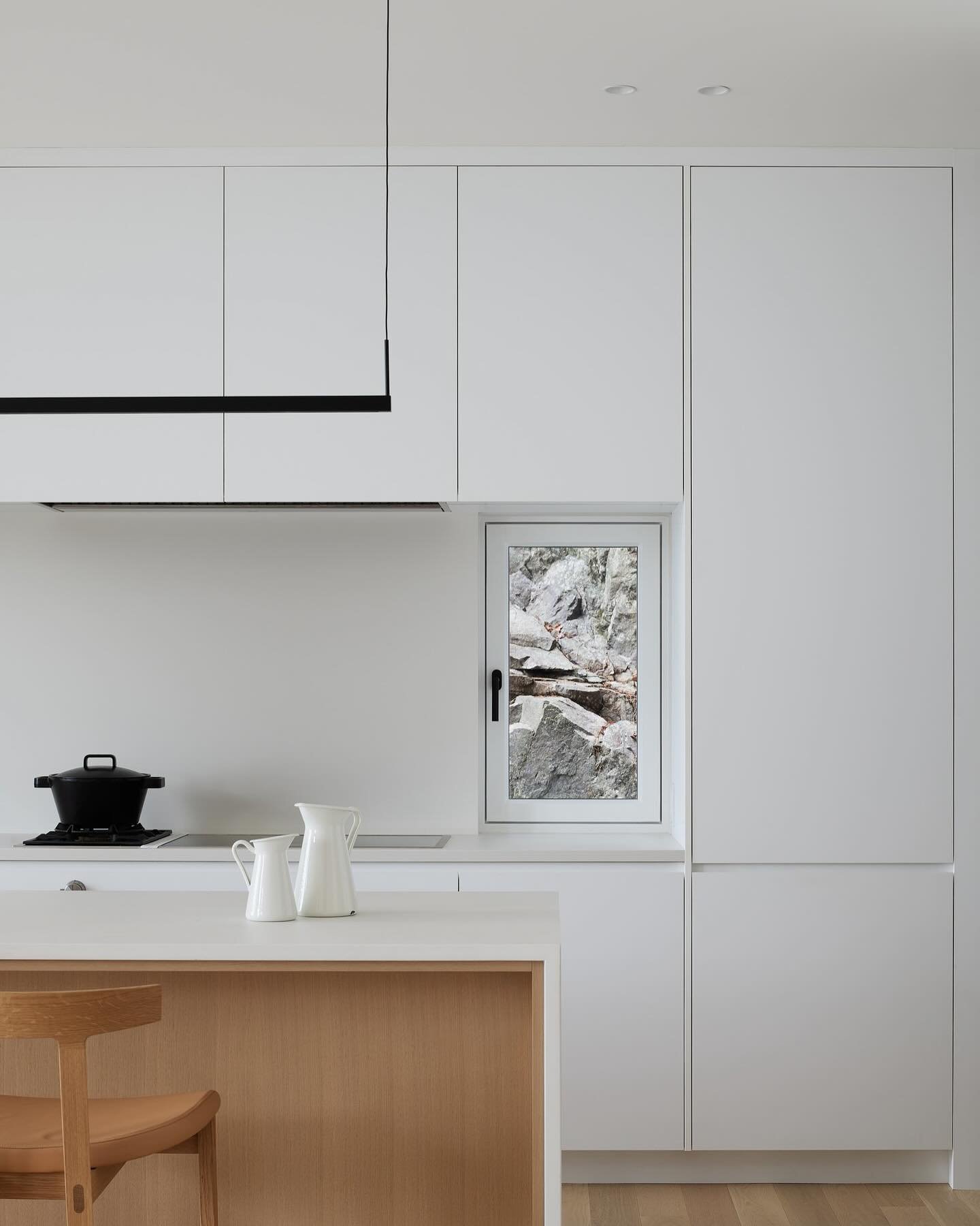 Window or painting? Kitchen detail at the Piano House in West Vancouver.

#westvancouver #westvancouverhomes #architecturebuildingculture #westvan