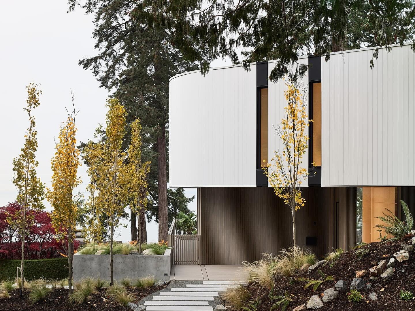 Curb your appeal.

#architecturebuildingculture #westvancouver #westvancouverhomes #westvancouverrealestate #westvan