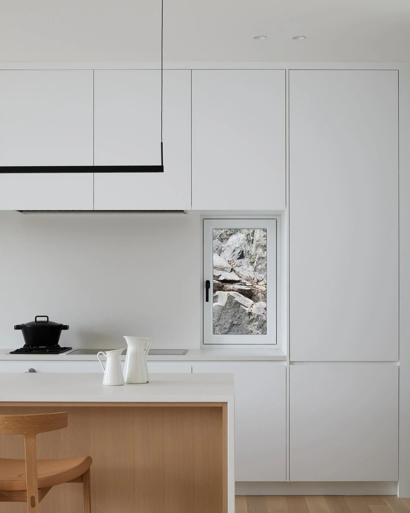 Window or painting? Kitchen detail at the Piano House in West Vancouver.

#westvancouver #westvancouverhomes #architecturebuildingculture #westvan