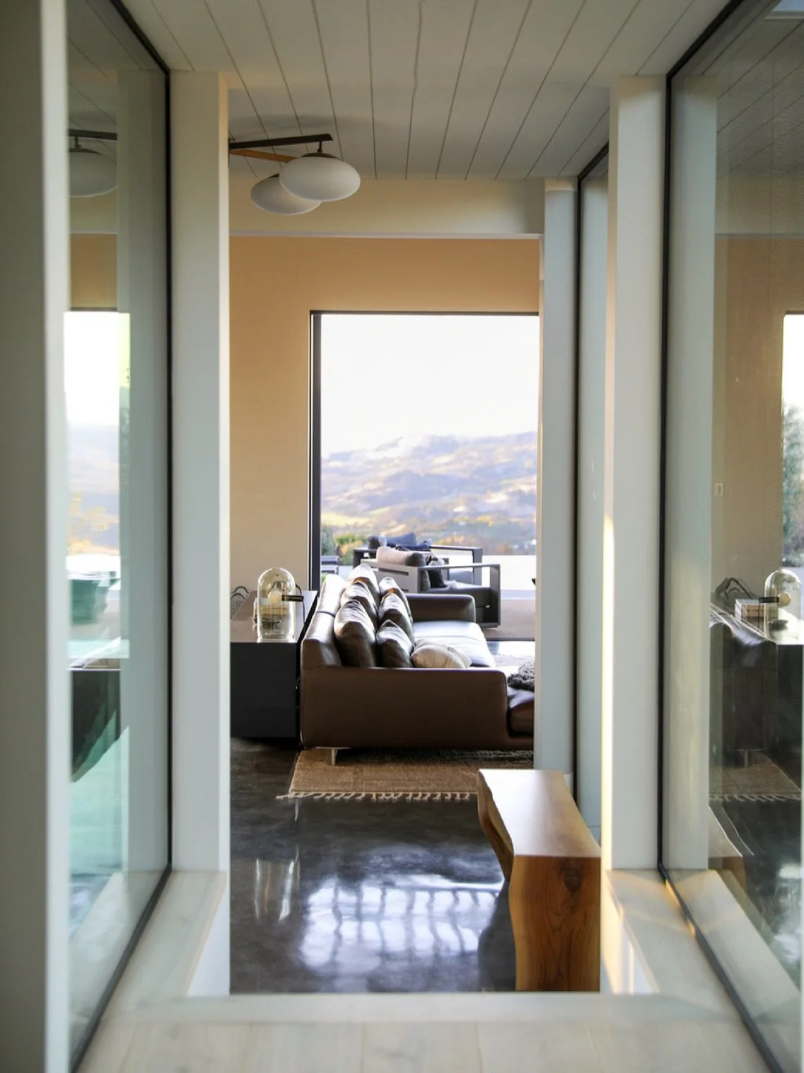 Always love a space with light, high ceilings and good views.
This home in Healdsburg thoughtfully designed by @monikakaplandesign definitely checks off all the above.
Here’s to a week ahead of enjoying pretty spaces, working with ease an