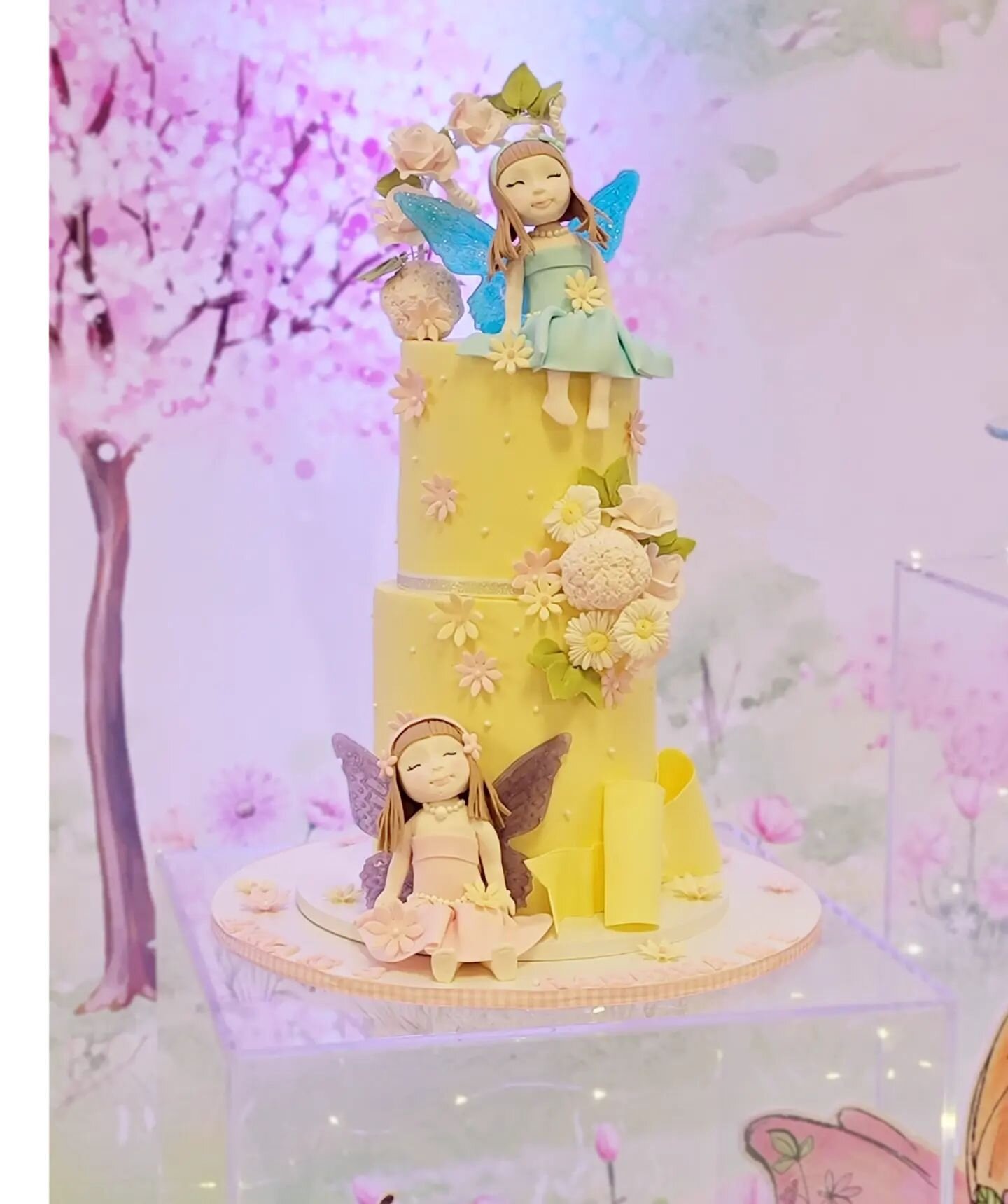 ✨️Swipe to see the exquisite delicate sweets and cake for this Magical Garden Theme Party. The fairy lights added such a magical touch! ✨️ 

Magical Garden Theme for Anika's 3rd Birthday and Radhika's 1st Birthday!
.
.
Designed and Styled by @four_fo