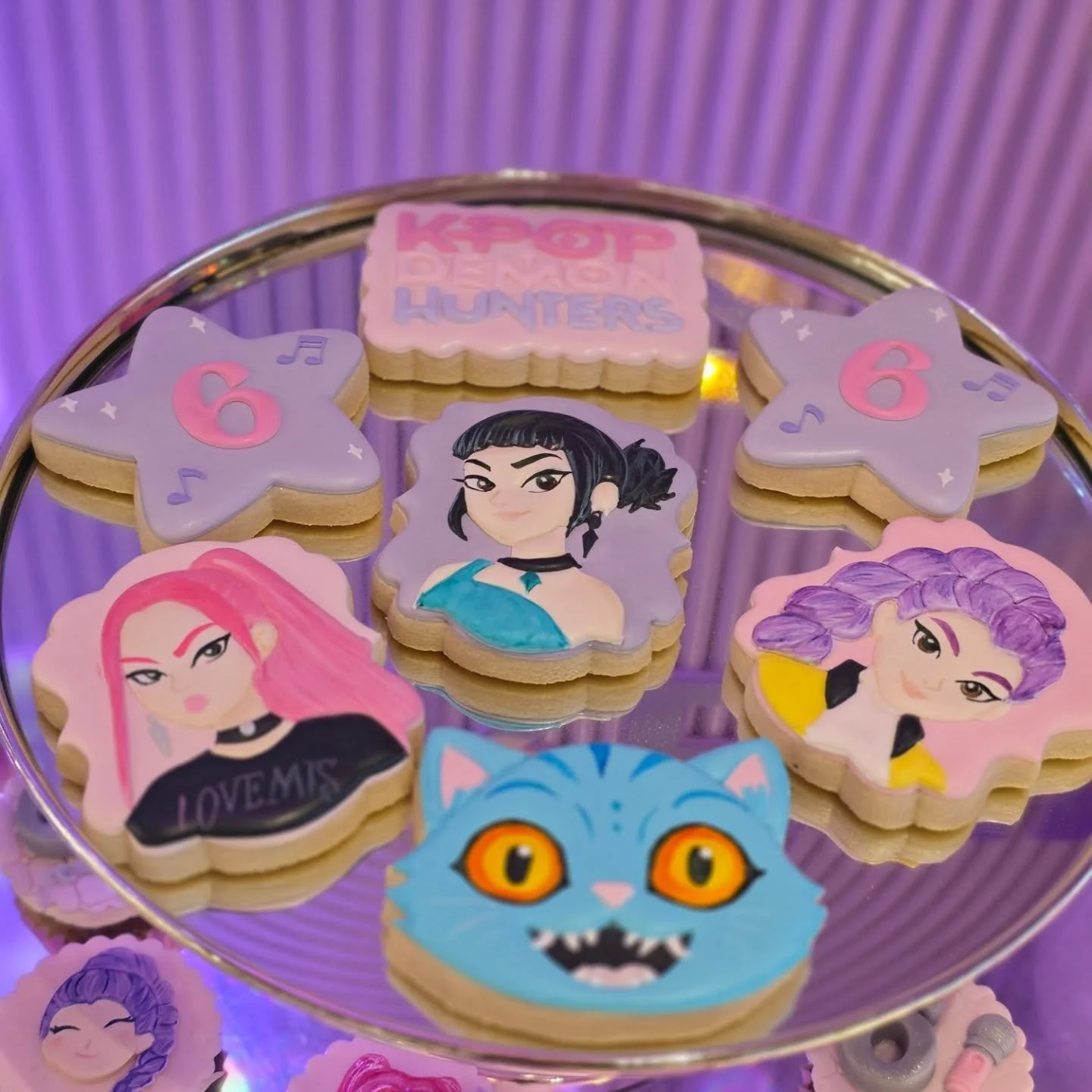 Not only are they beautiful. They are delicious! The cutest cookies by @saysugarcustomcookies
.
.
Backdrop design by @four_forty_four_events 
.
.
#BayAreaPartyPlanner #BayAreaEvents #BayAreaEventPlanner  #kpopdemonhuntersparty #kpopdemonhunters
