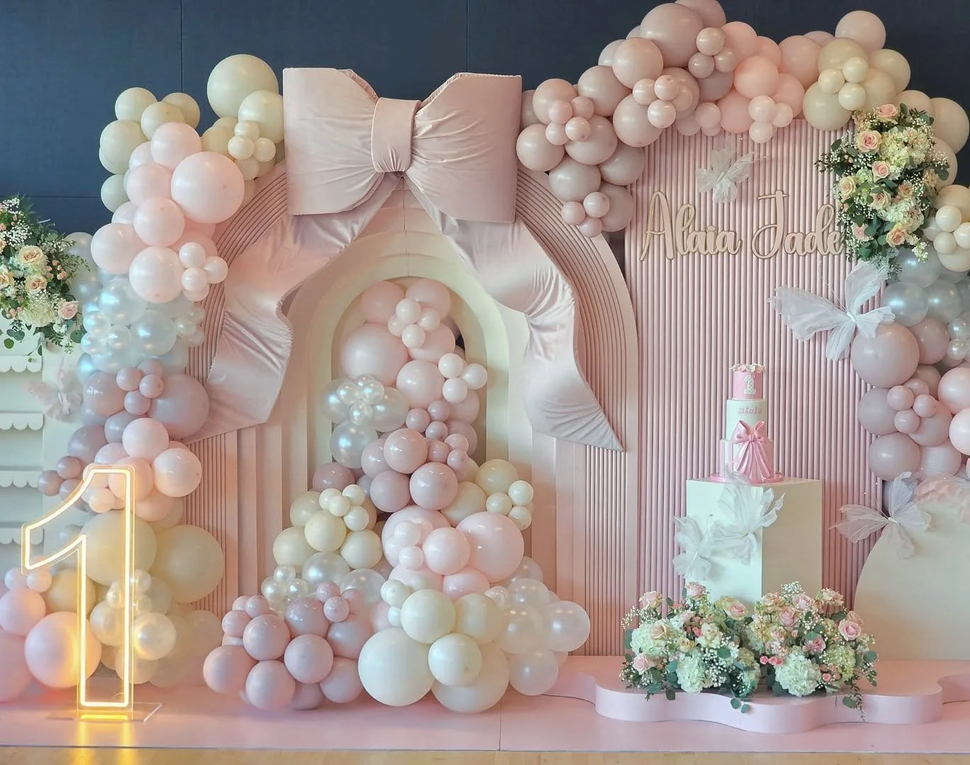 Alaia Jade's 1st Birthday ♡
.
.
Backdrop + Centerpieces by @four_forty_four_events 
.
.
#BayAreaPartyPlanner #BayAreaEvents #BayAreaEventPlanner  #BayAreaQuince #BayAreaQuinceanera