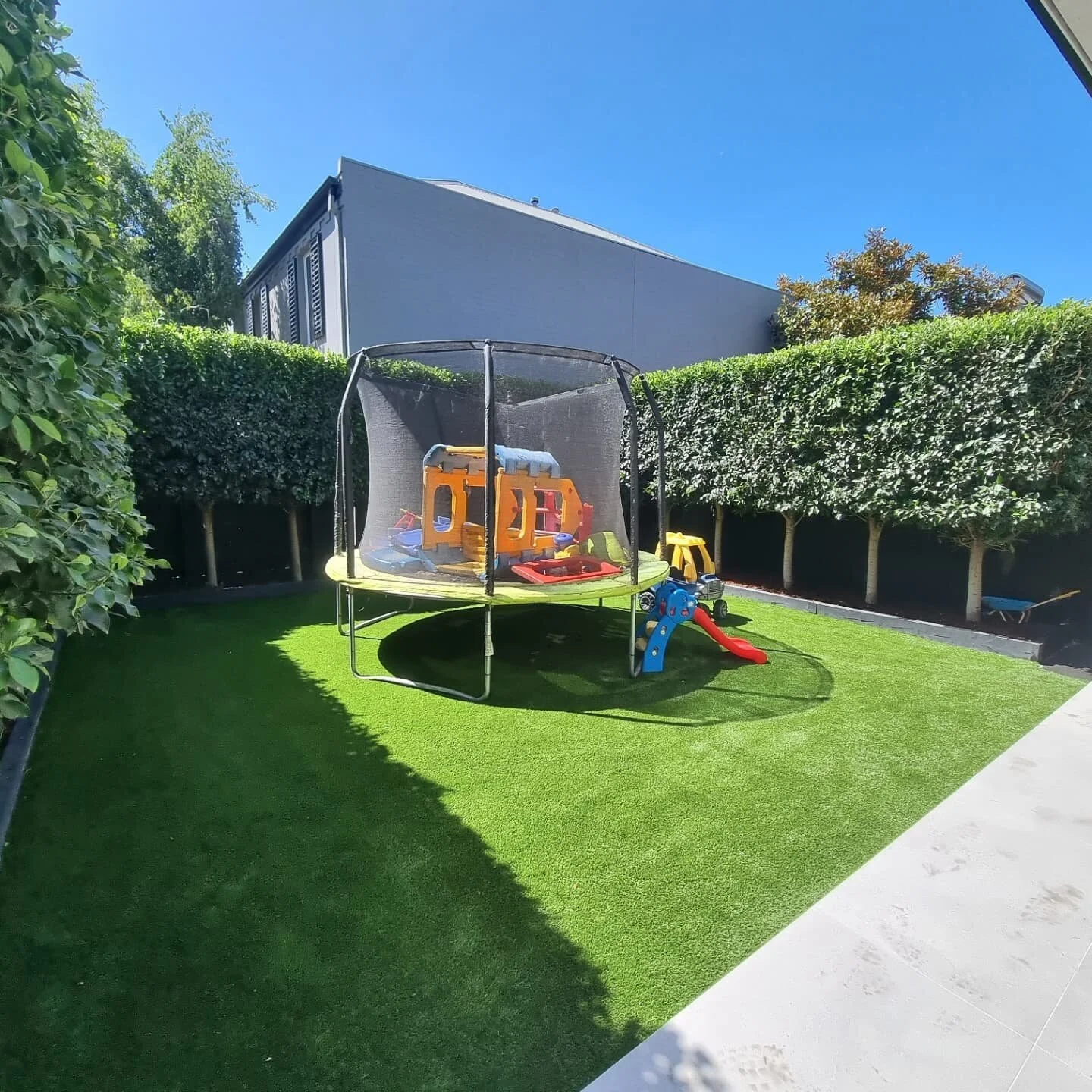 Nice and simple ready for the family to enjoy.

=
For all your Landscaping, Gardening and maintenance requirements, DM me via Facebook or Instagram or call 0422 747 099
#portmelbourne #landscaping #gardening #syntheticgrass #maintenance #hedging #ins