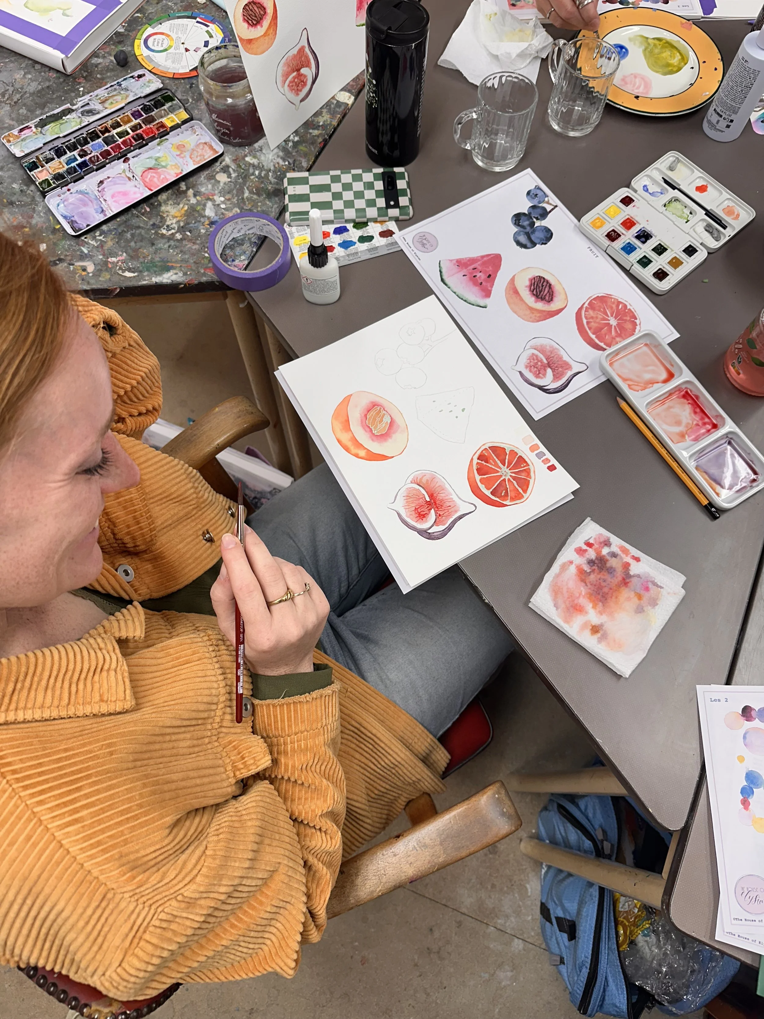 cursist aan het werk tijdens de aquarel les 