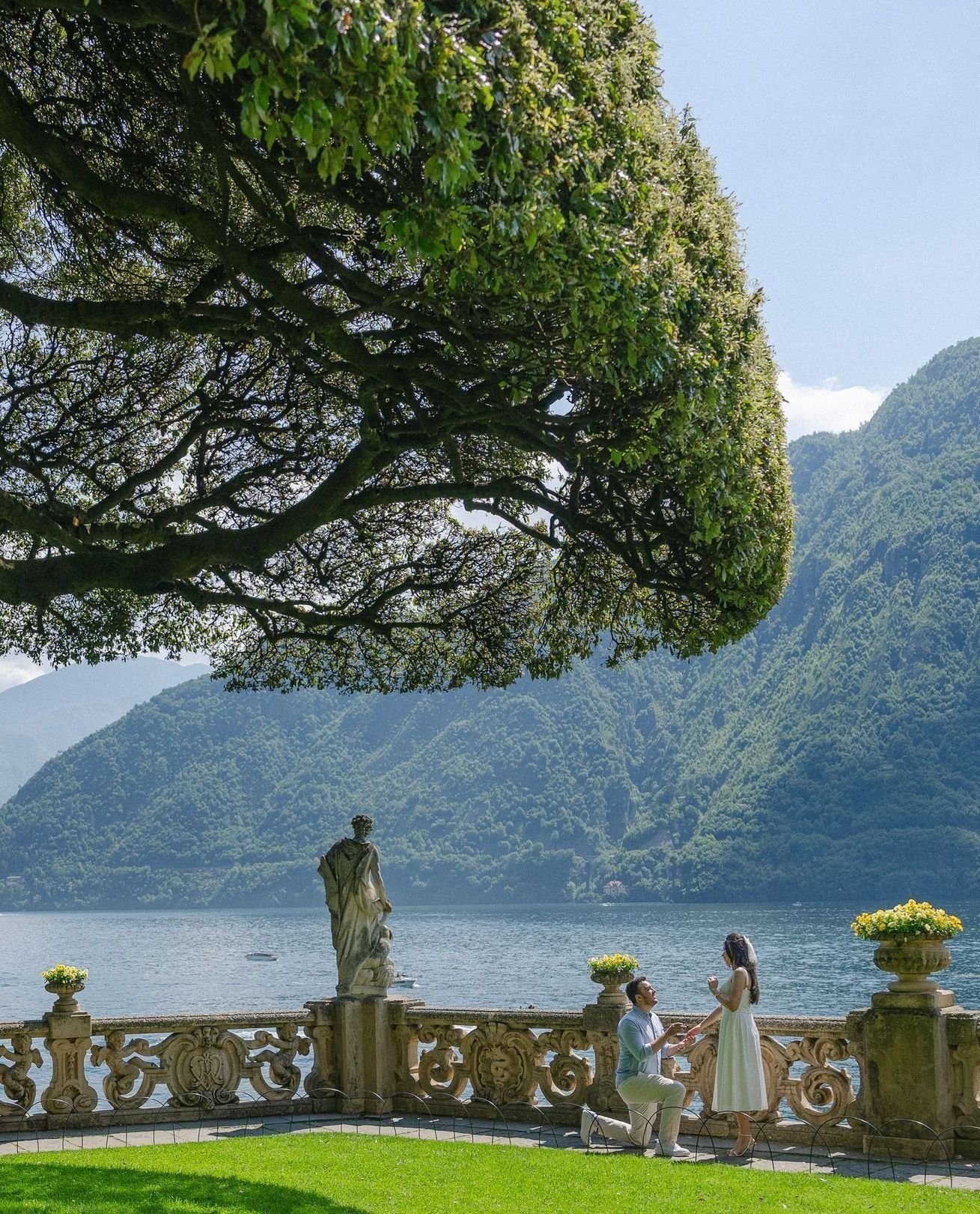 Hey future grooms! ✨ Just captured the most magical proposal at the stunning Villa del Balbianello in Lake Como. Sunshine, love, and pure romance were definitely in the air! 
Curious about creating your own unforgettable engagement memories? 
Let's c
