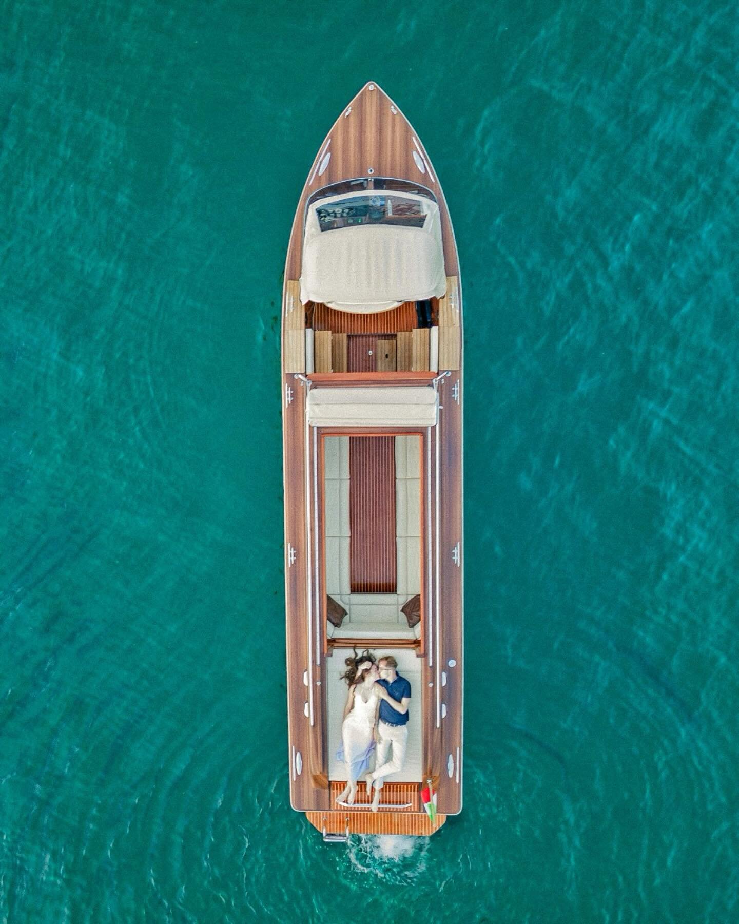 A kiss on a boat in the middle of Lake Como&hellip; timeless, cinematic, and just for the two of you.

I specialize in capturing private elopements and unforgettable proposals in the most exclusive corners of Lake Como &mdash; including hidden villas