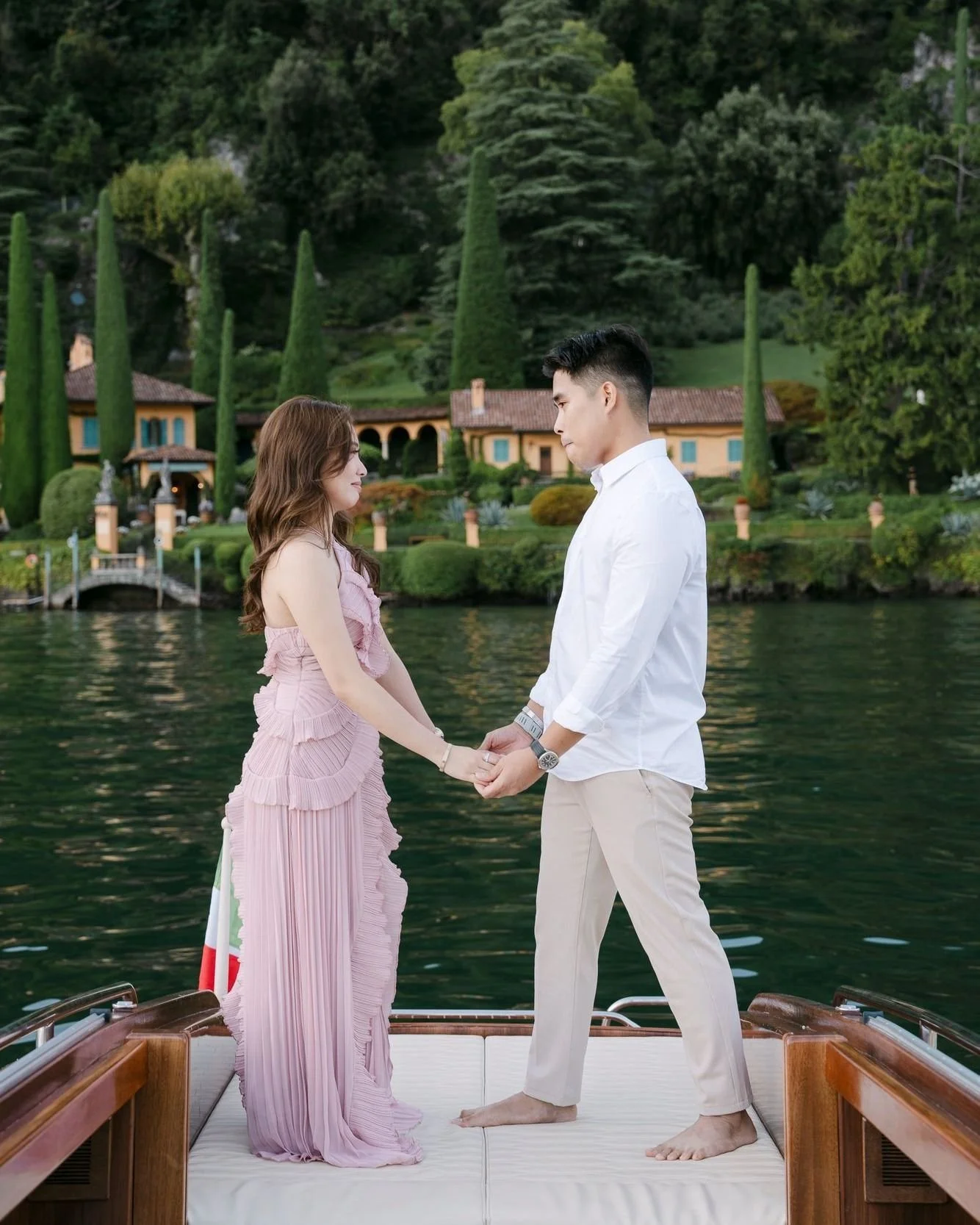 📍Lake Como, Italy
A proposal like no other&mdash;set on a private boat in front of the hidden jewel Villa La Cassinella, followed by a fashion-inspired photo shoot framed by the timeless beauty of Villa del Balbianello.

Styled like a cinematic drea
