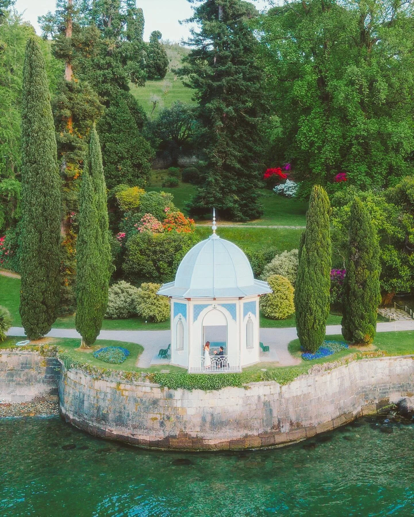 Villa Melzi, Bellagio.
One pavilion. Open water. One chance.
I know this light. I know this place.
A proposal doesn&rsquo;t happen twice &mdash;
make sure your photographer does too.
📍 Villa Melzi, Bellagio &mdash; Lake Como
📩 Link in bio​​​​​​​​​​