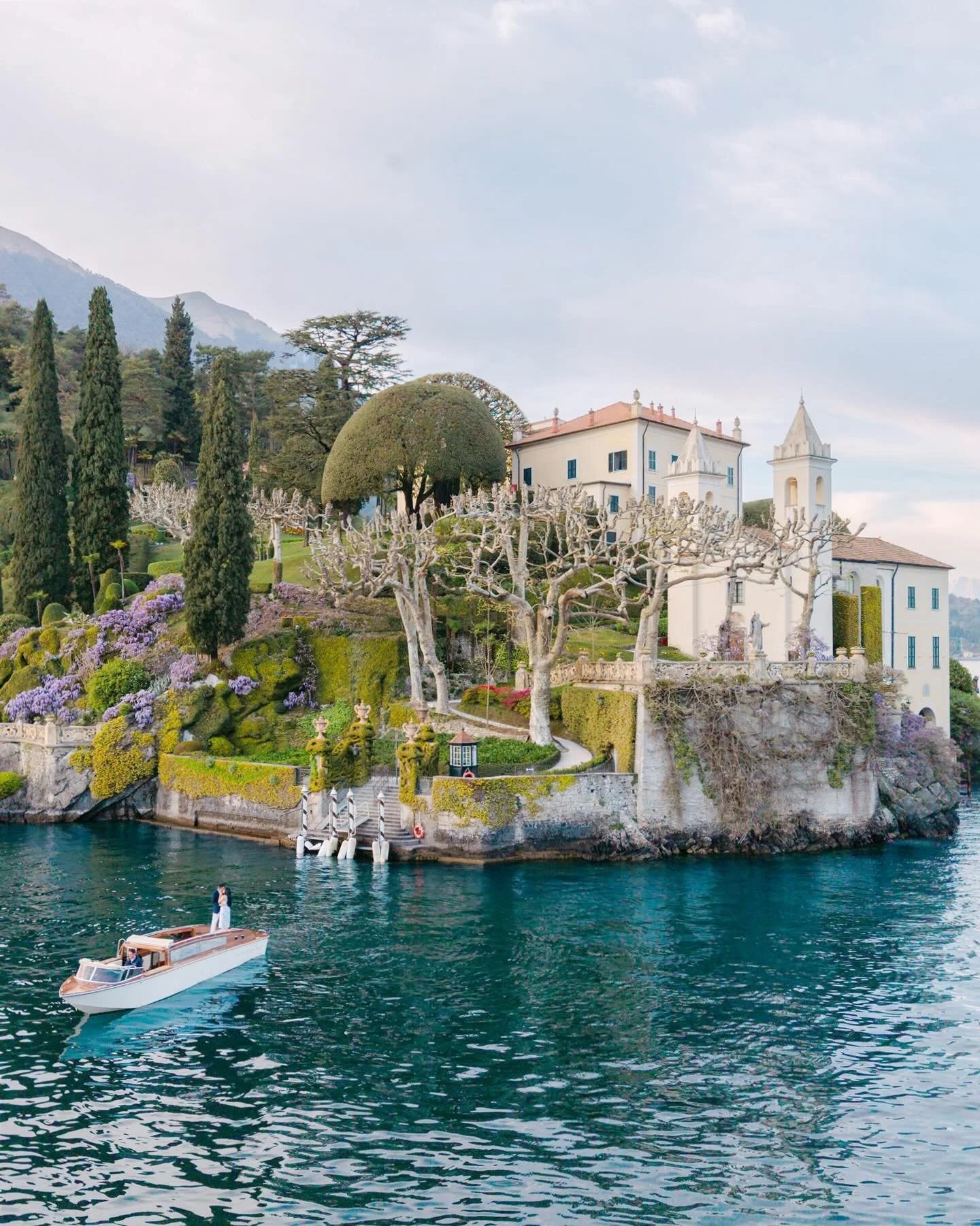 The wisteria was still blooming when Efren asked.
Samantha said yes on the bow of a wooden taxi boat, Villa del Balbianello rising behind them &mdash; and the whole lake held its breath.
A moment like this doesn&rsquo;t happen by accident. It takes t