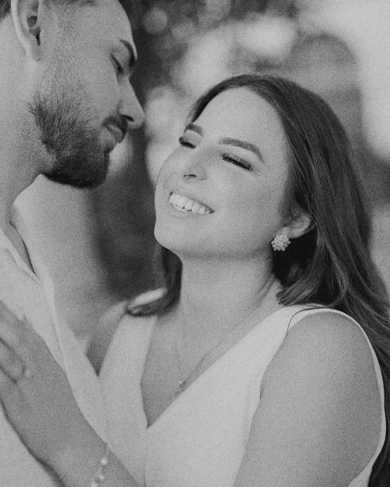 Candid pictures. Eternal love. Black and white. Lake Como, diffuse light.
Pictures made to last, like your love story.

Lake Como proposal and elopement photographer, working in black and white when the light is soft and the two of you forget the wor