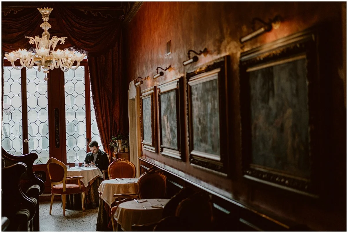 Elopement in Venice, Groom writing his speech