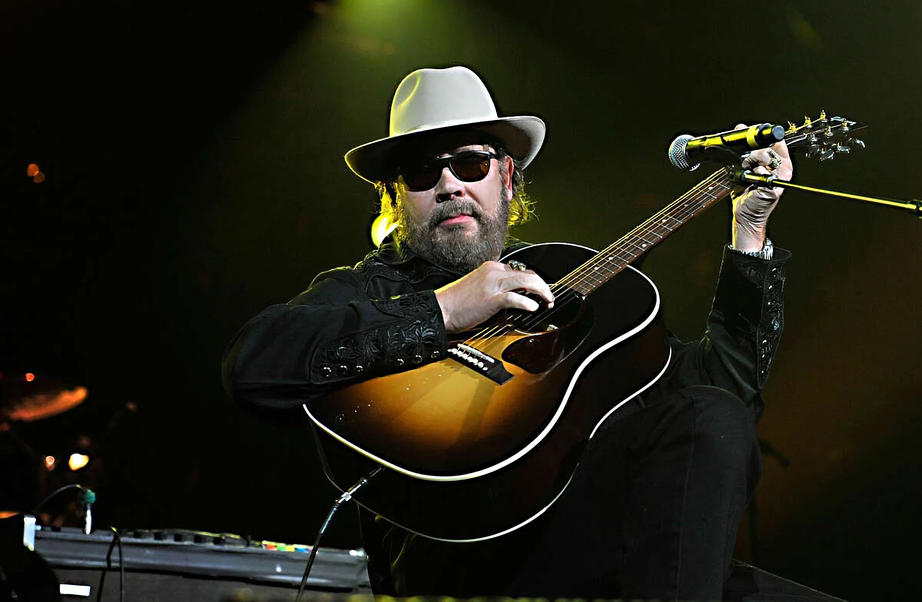 Top 10 Outlaw Country Artists Get Into the Groove — The Lone Star