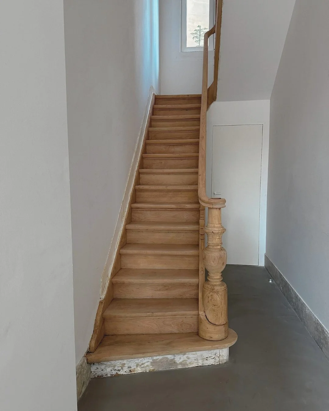 Voor ➡️ Na ✨
Luchtgommen haalt het mooiste uit hout naar boven.
#traprenovatie #luchtgommen #destraaljagers