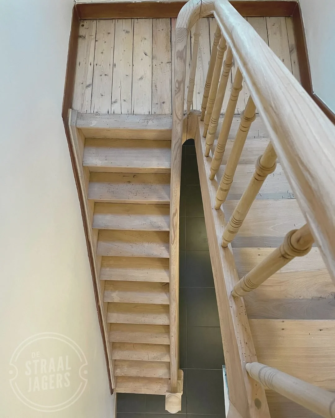 Een nieuwe trap kopen? Soms hoeft dat niet.
Met luchtgommen brengen we je oude trap weer tot leven en geven we je interieur een frisse, moderne look.
👉 Van dit resultaat word je toch instant blij😍