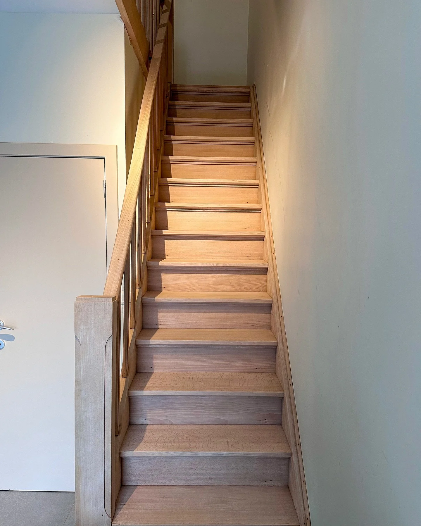 Het was hier op Instagram wat rustiger, maar we hebben zeker niet stilgezeten.

Daarom delen we graag een recent project met jou.

Een beuken trap in Antwerpen! Volledig geluchtgomd en nadien behandeld met drie lagen slijtvaste matte vernis. We werke