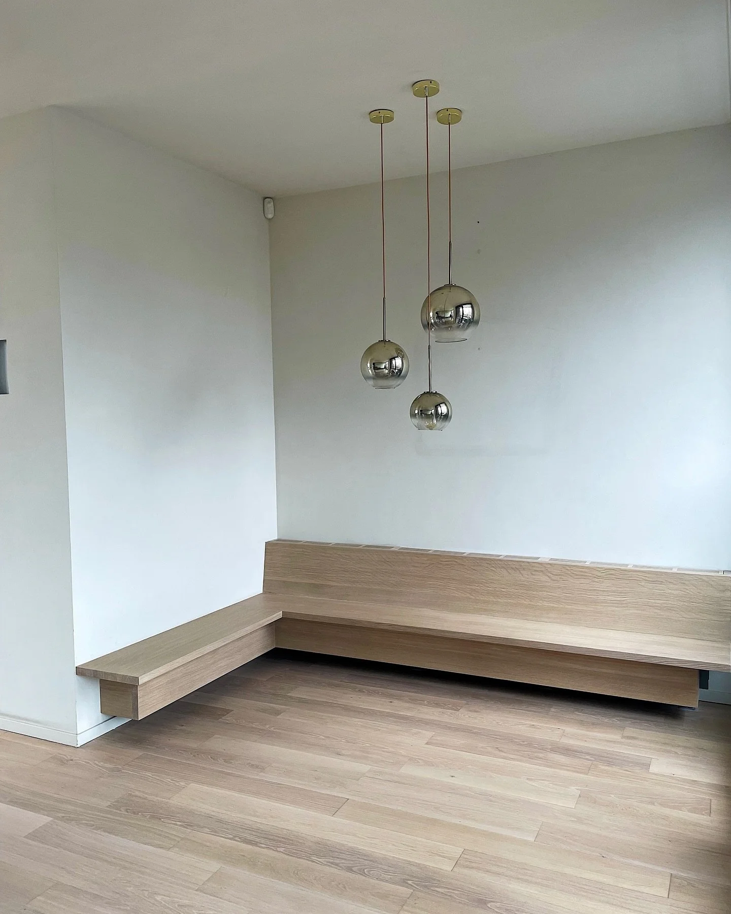 Een nieuwe voor en na van een project in een prachtig penthouse in Antwerpen. 🤩

We hebben de eiken parket en een houten bank samen aangepakt om ervoor te zorgen dat alles mooi bleef matchen in het interieur. 

De vloer was verkleurd en er zaten ser