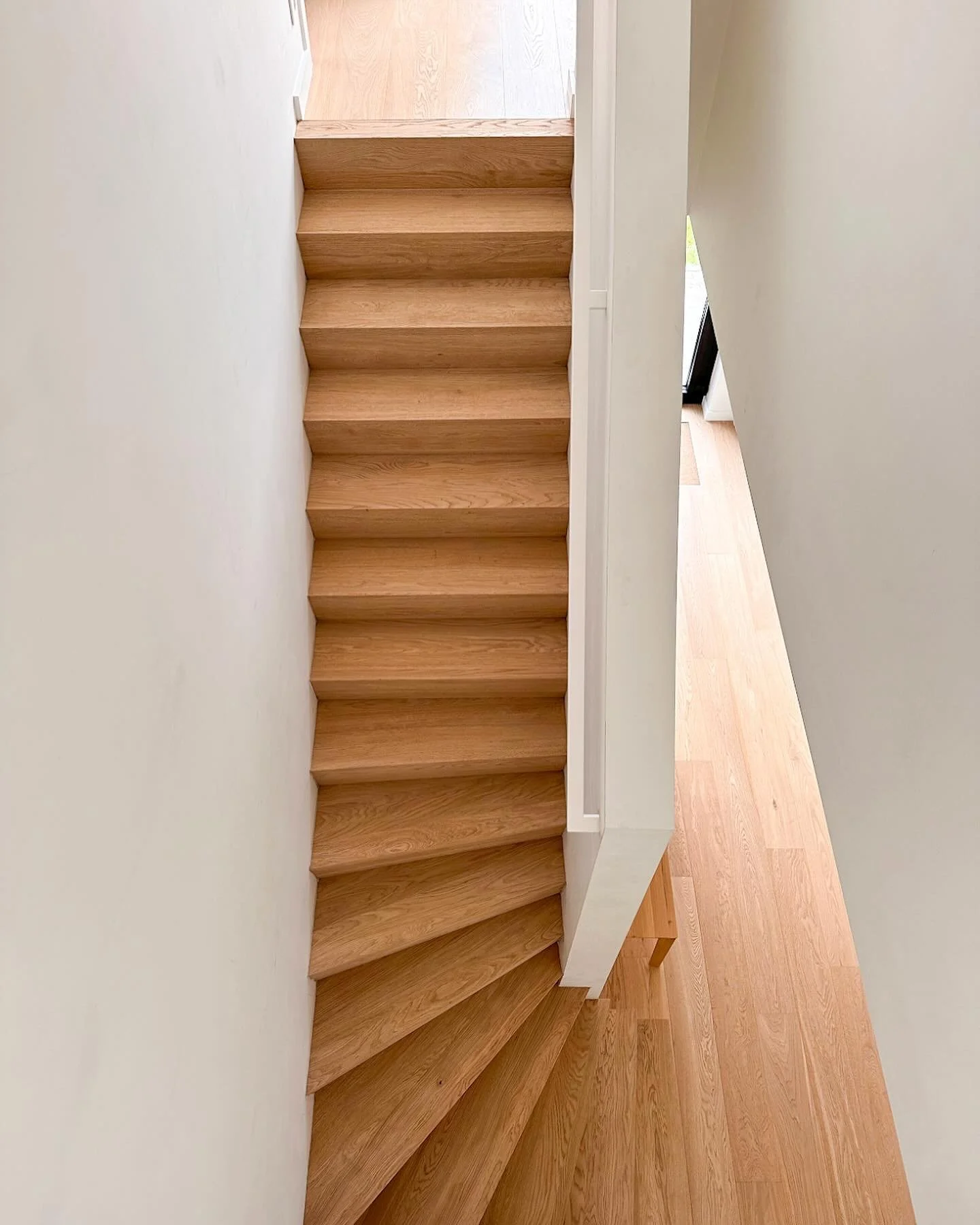 Eens iets anders! 

Een trap in een nieuwbouwwoning 🤩

Het merendeel van onze projecten zijn namelijk trappen van een bepaalde ouderdom die we een nieuw leven mogen geven. 

Dit project was dus echt eens iets anders voor ons!

De eiken trap was zeer