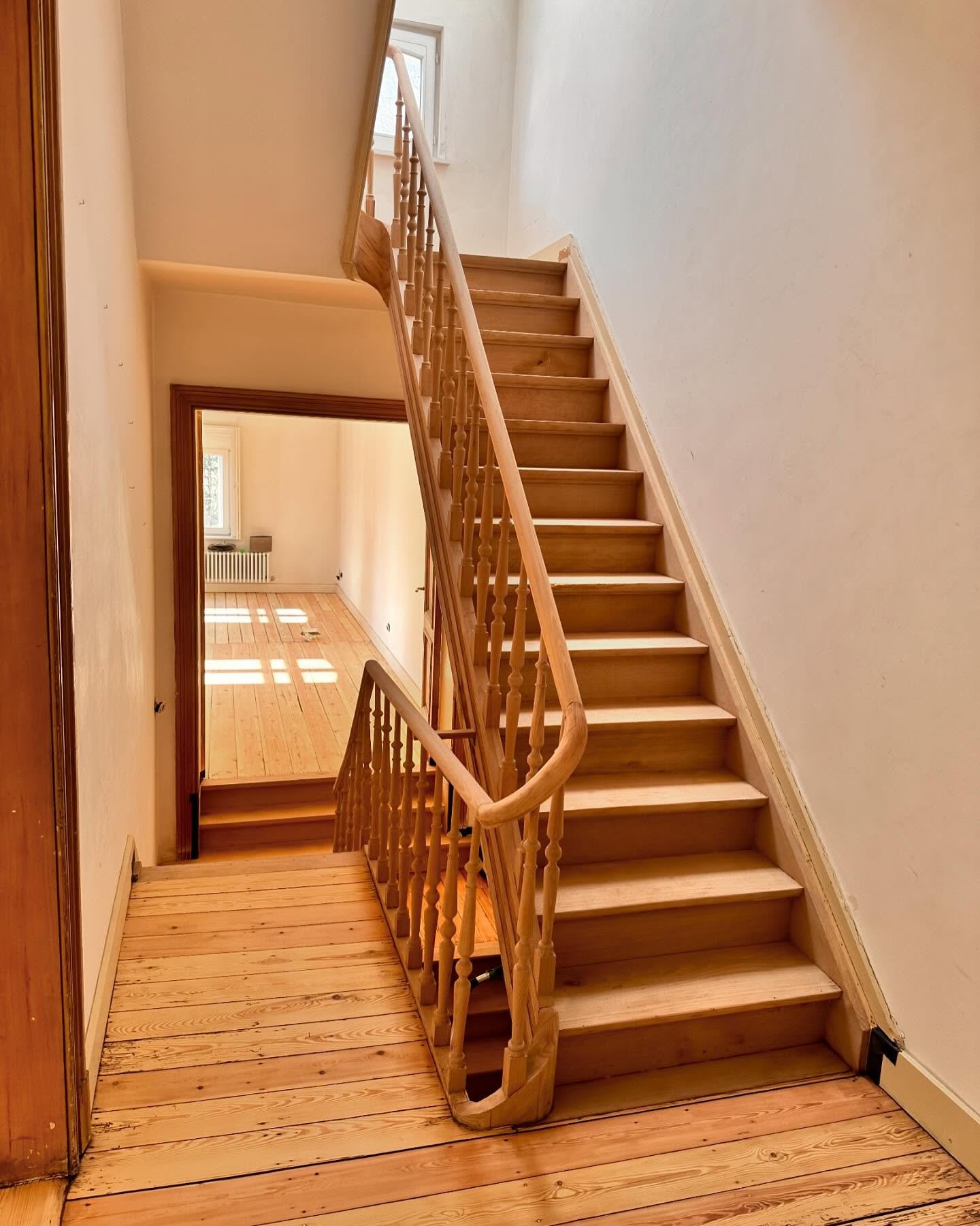 BAM 🔥 

Wat een voldoening na zo&rsquo;n project als dit. Een project van een goede 2 weken, met 200 vierkante meter aan grenen vloeren en 4 trappen van beuk. 

En wat een resultaat! 🤩

We zijn altijd blij dat onze klanten kiezen voor renovatie. Zo