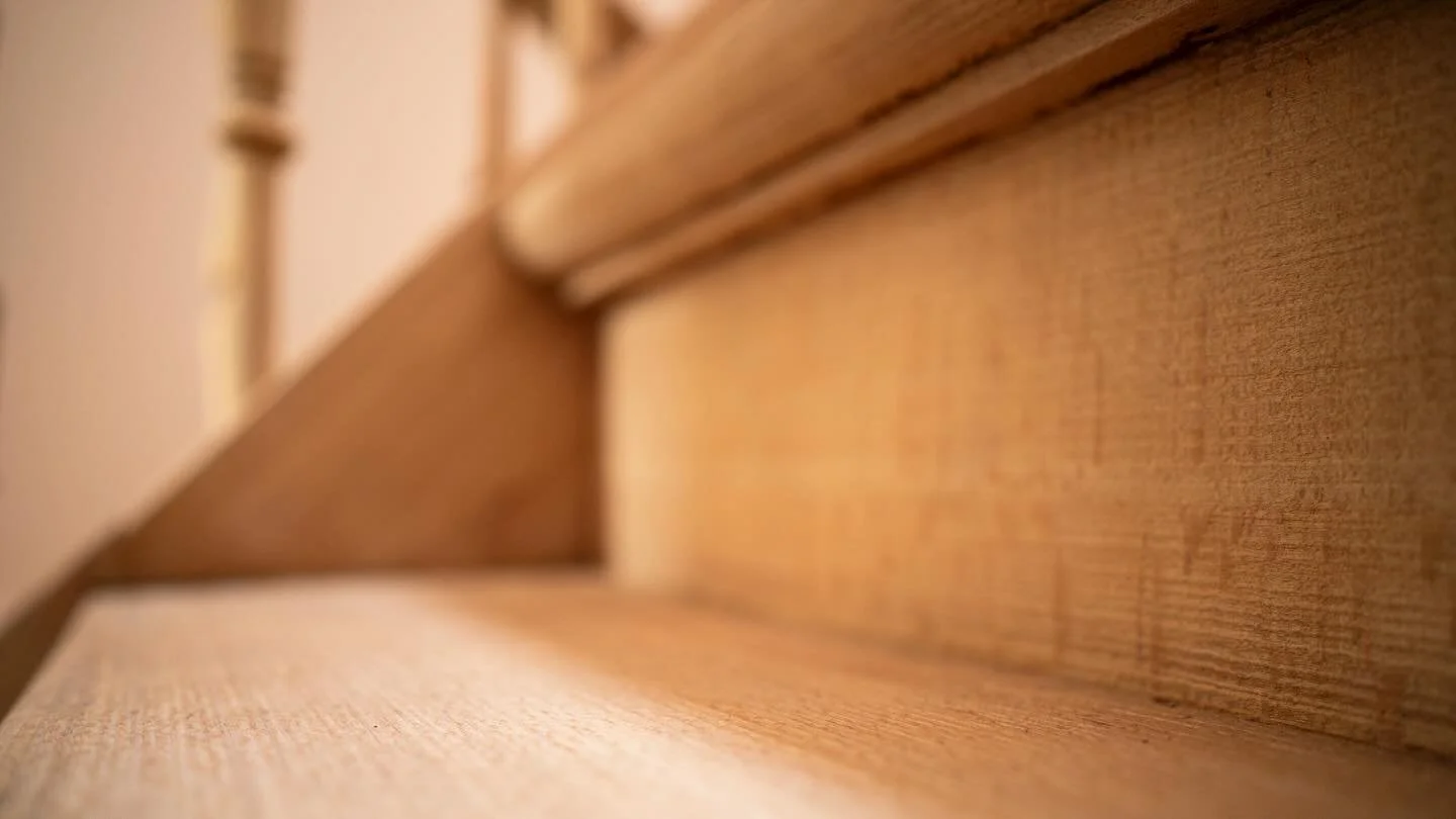 Het zit hem in de details. 

Het verschil tussen een top resultaat en een trap die met weinig vakmanschap is behandeld. 

We krijgen vaak foto&rsquo;s van klanten waar we zien dat hun trap snel snel is aangepakt, die als gevolg vol vlekken staat en s