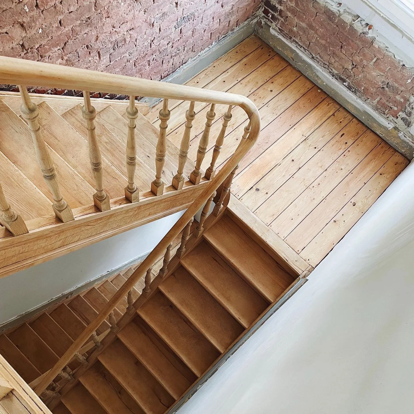 Een nieuwe voor en na! En wat een verschil weer 🤩

Deze beuken trap met grenen tussenverdiepingen hebben we helemaal opgeknapt en terug naar de oorspronkelijke houtkleur gebracht. 

Nu is de trap opnieuw &eacute;&eacute;n van de eyecatchers in het i