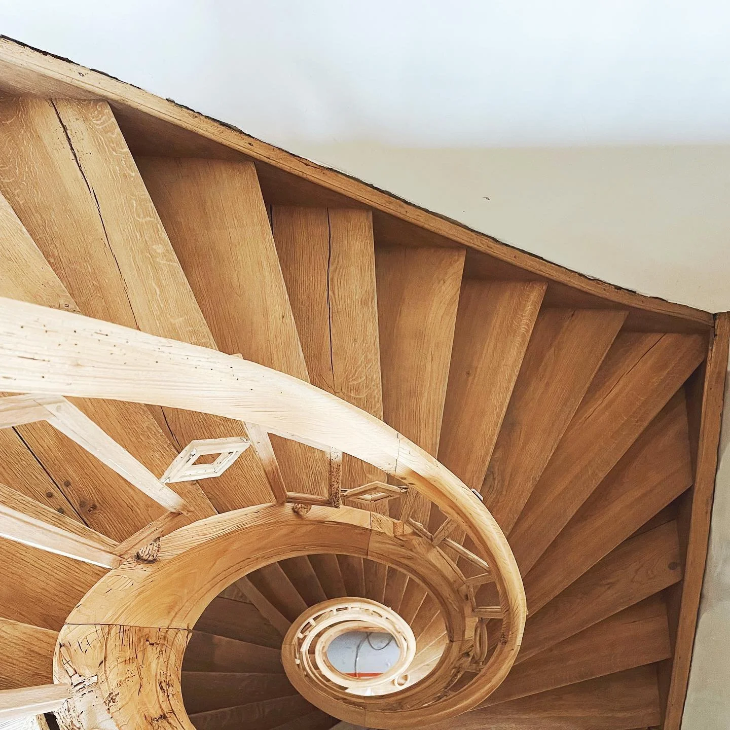 Het is bijna weekend en een goede moment om terug te blikken naar deze prachtige eiken trap in Mechelen die we mochten luchtgommen.

Echt een zot verschil, toch?

Dit zijn topprojecten die enorm veel voldoening geven. De klant tevreden en wij ook! 

