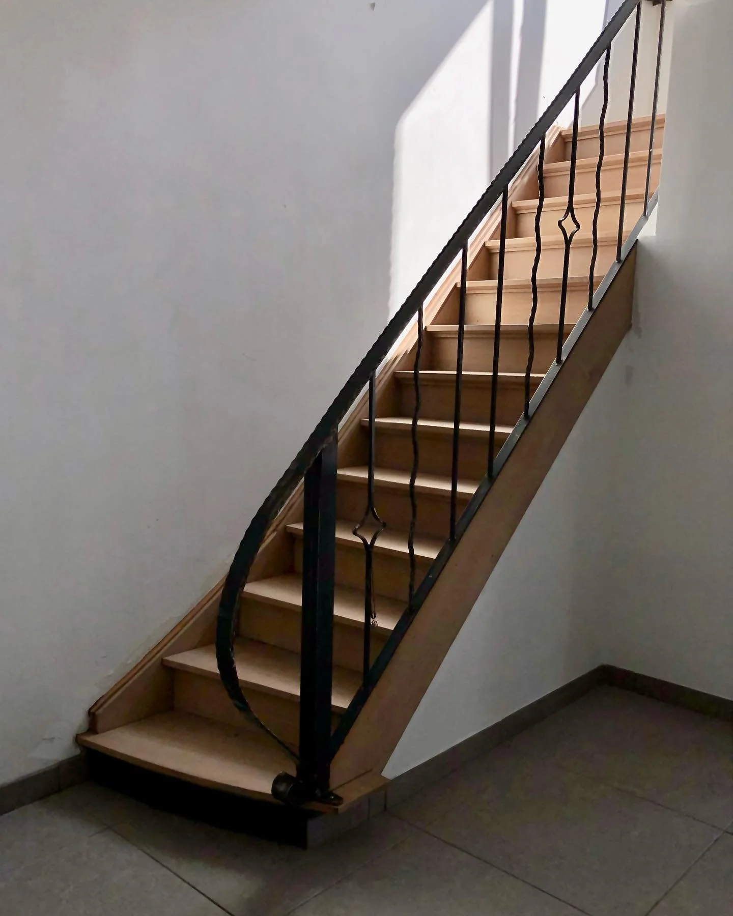 Dit project in Niel toont je het resultaat van luchtgommen opnieuw zeer goed. 🤩

Van een donker, verouderd exemplaar naar een frisse moderne trap met een zwarte gietijzeren leuning.

Geen nieuwe trap nodig dus door onze techniek!

Na het luchtgommen