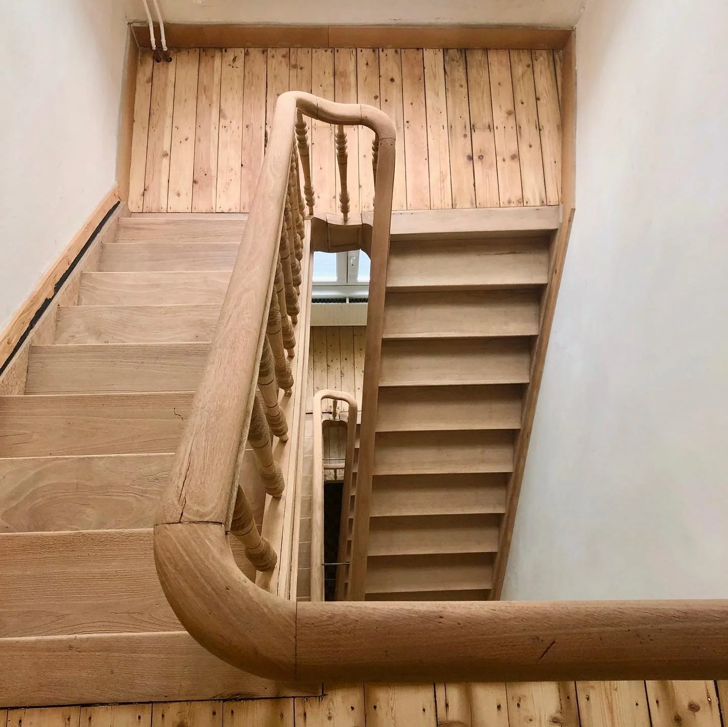 Het einde van het weekend is in zicht en wij delen graag een nieuw project. 

In Antwerpen zijn we aan de slag gegaan met een gelakte beuken trap die deels was verlijmd met tapijt. 

Tapijt en lijmresten verwijderen is altijd een uitdaging, waardoor 