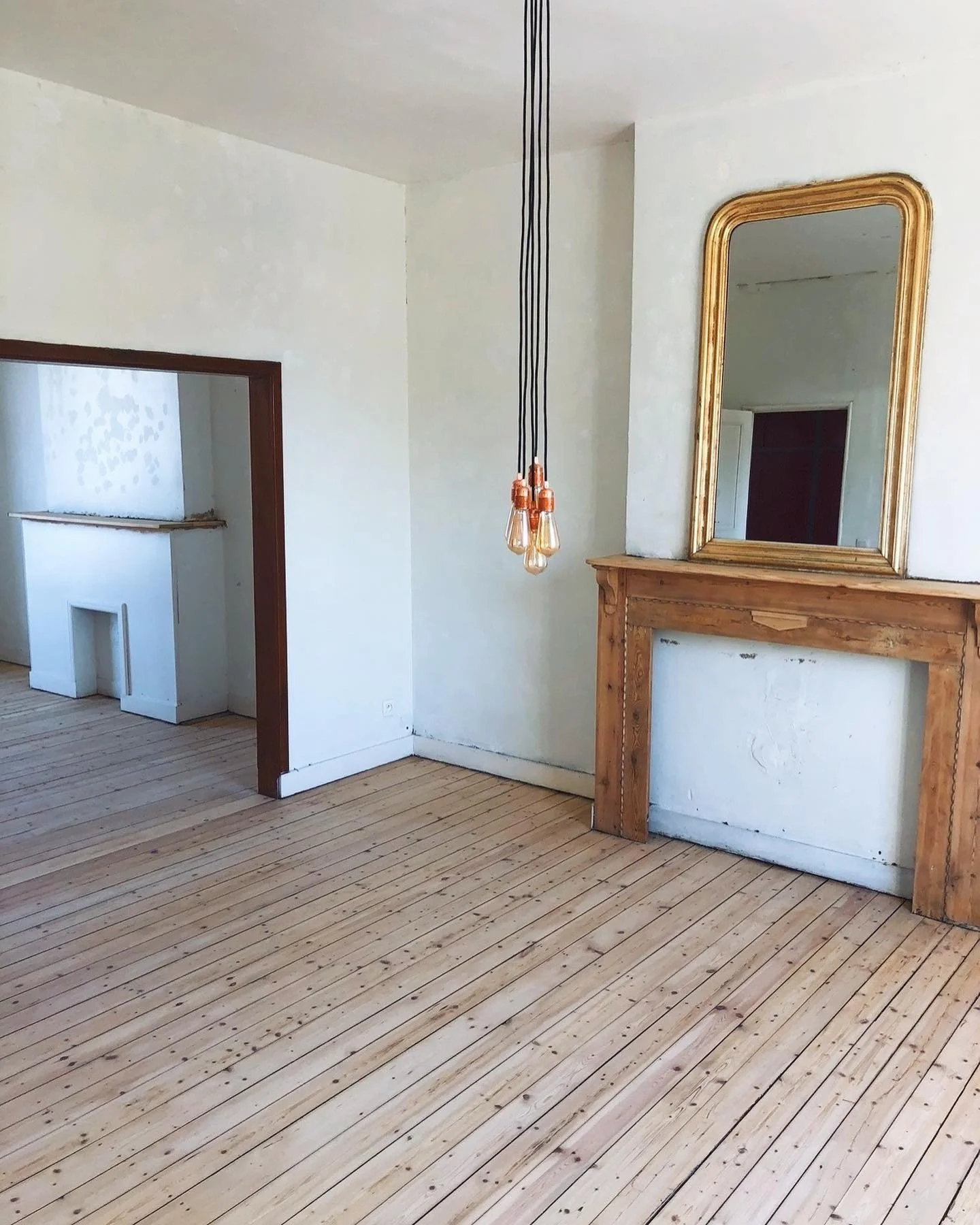 Wij houden van een karaktervolle houten vloer. 

Zoals deze grenen planchet op de foto, top toch?

Wist je dat we niet enkel trappen renoveren, maar dus ook prachtige planchet of parket naar zijn oorspronkelijke staat herstellen?

Nadien behandelen w