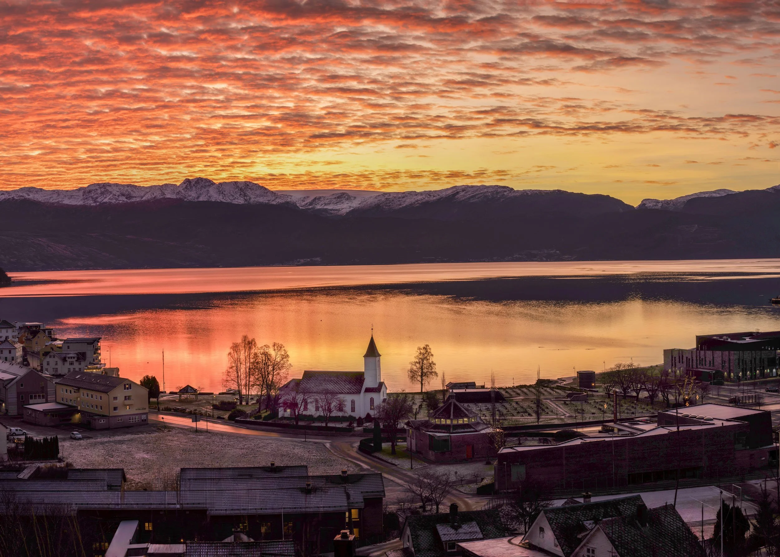 Soloppgang Øystese mot Folgefonna.