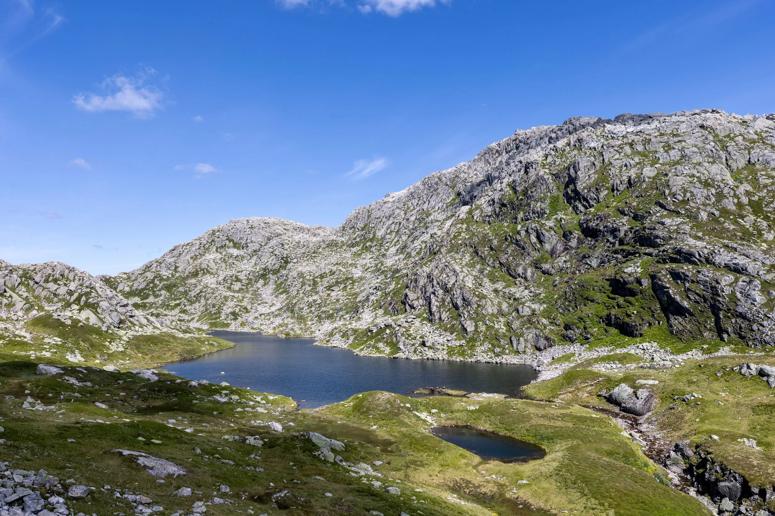Moagjeltjødn og Kjerringafjell.