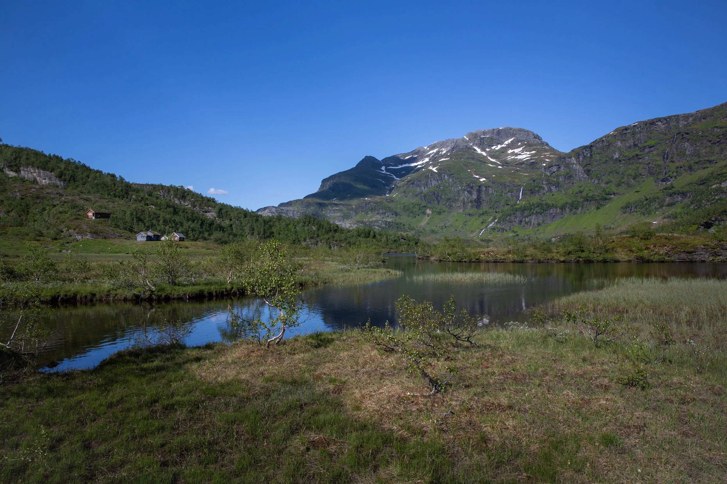 Frå elva nedom Skeiskvanndalen mot Iendefjell.